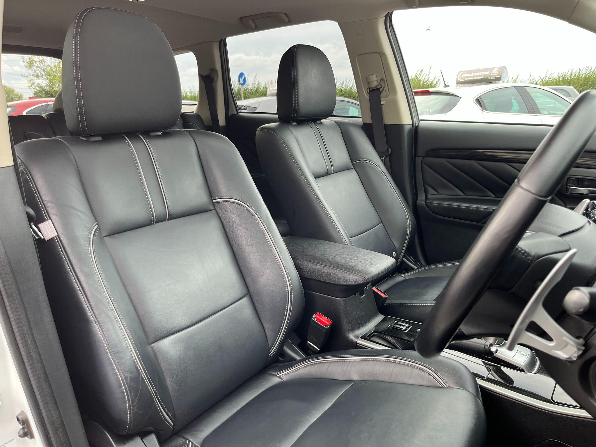 Mitsubishi Outlander view 11