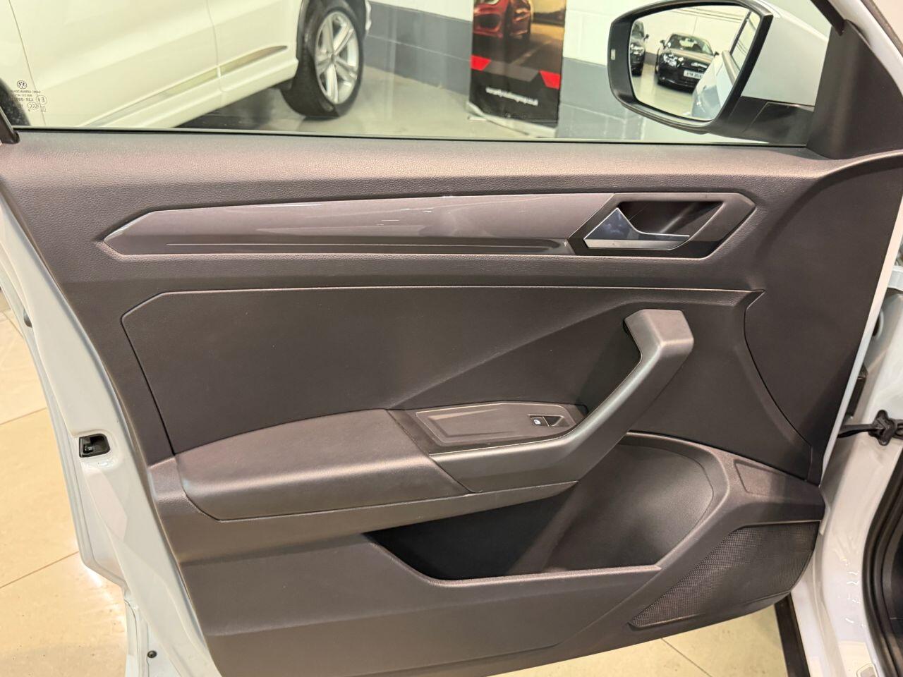 Volkswagen T-Roc view 33