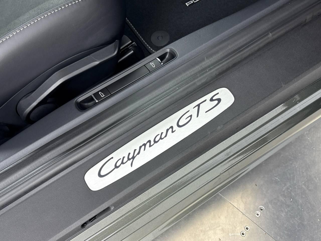 Porsche Cayman view 29