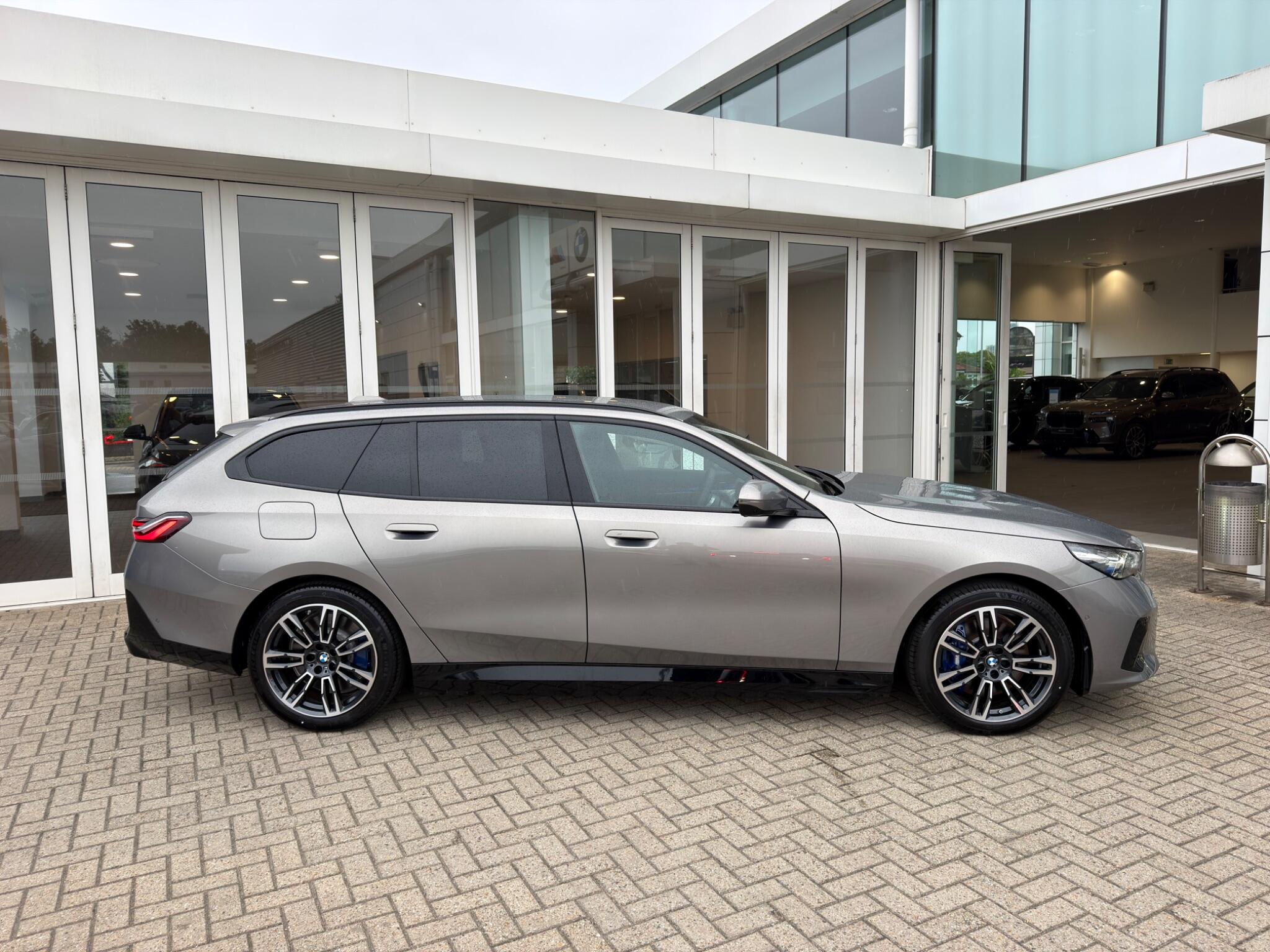 BMW 5 Series view 5