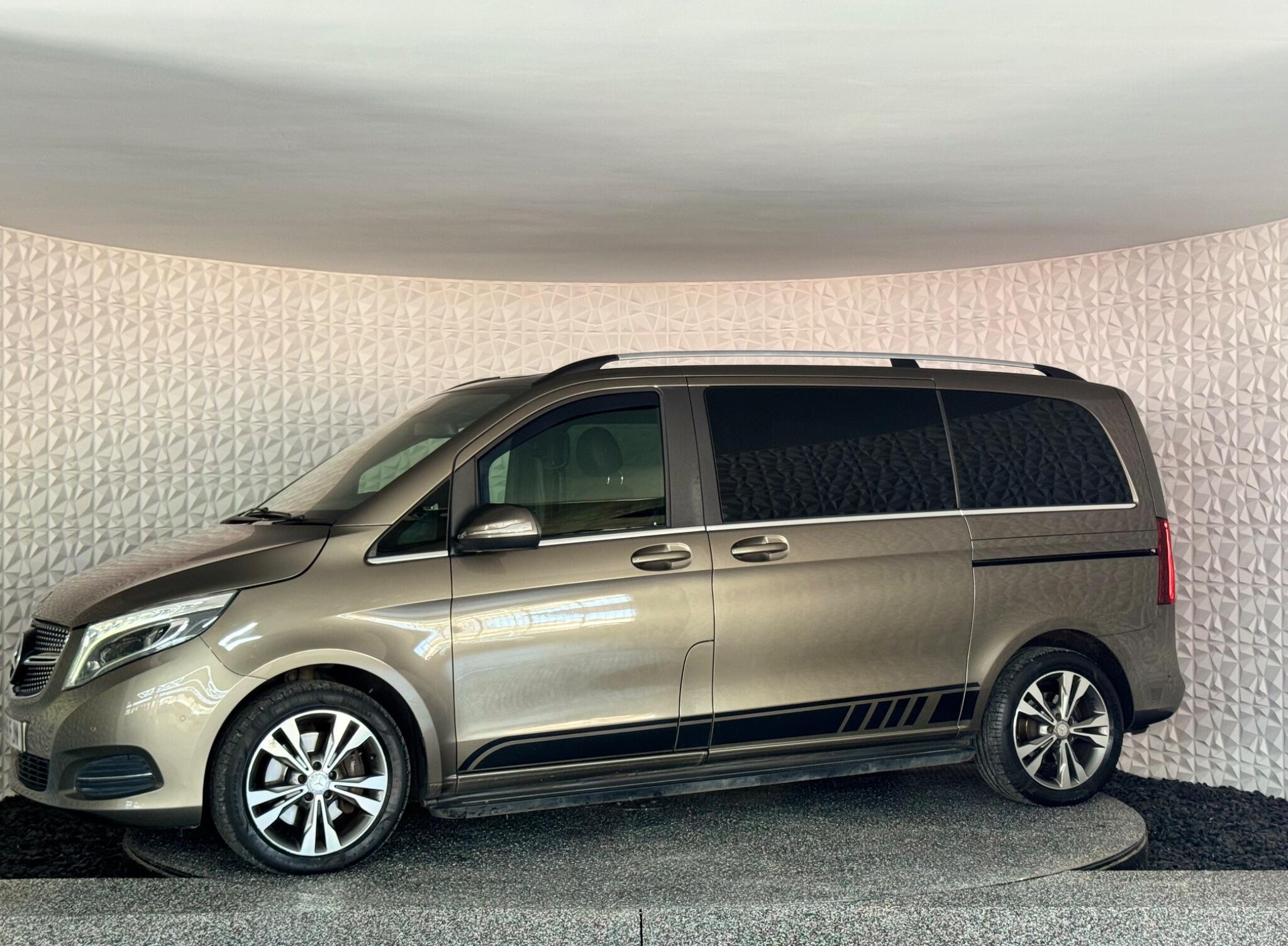 Mercedes-Benz V-Class view 26