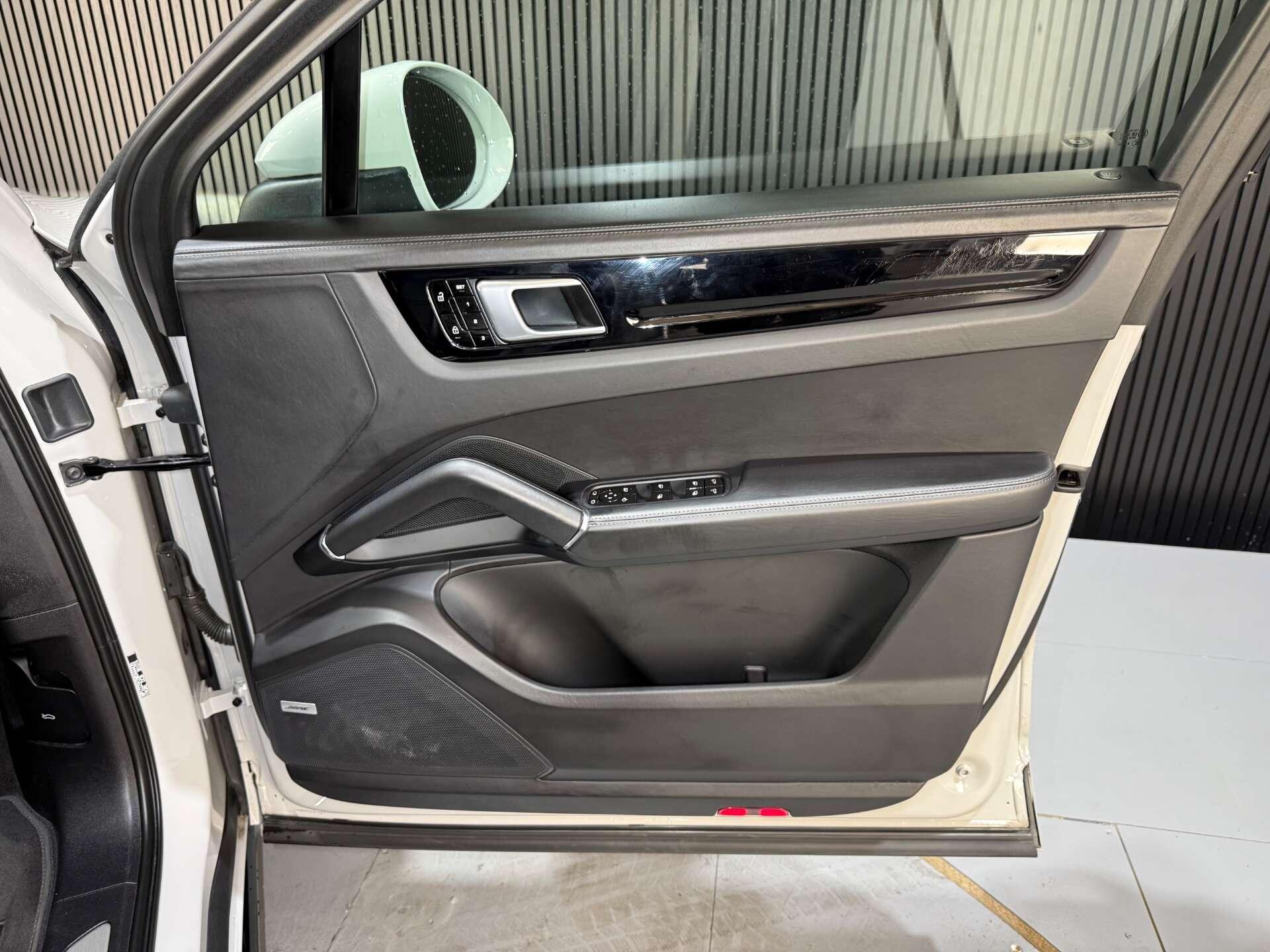 Porsche Cayenne view 34