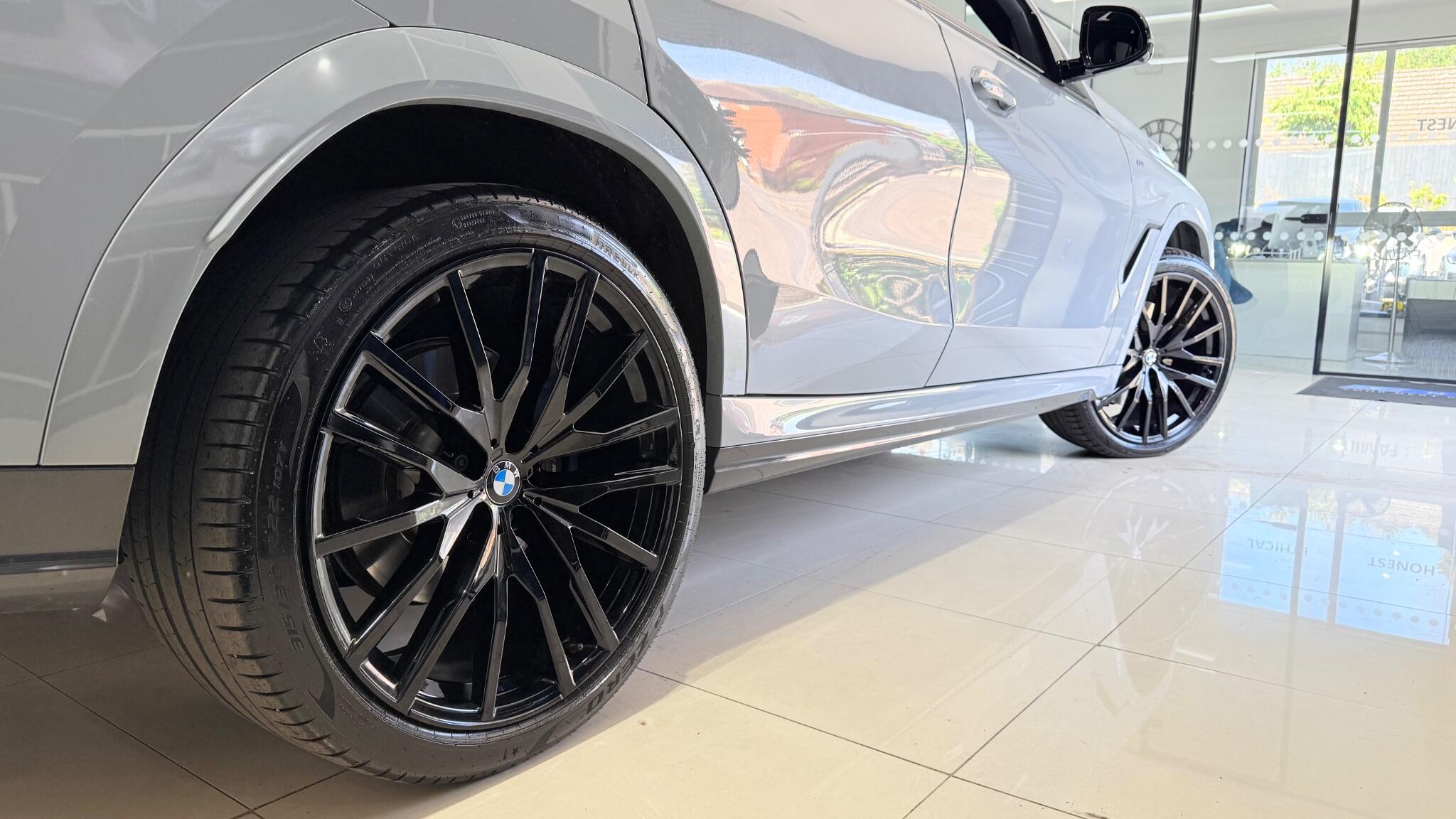 BMW X6 view 18