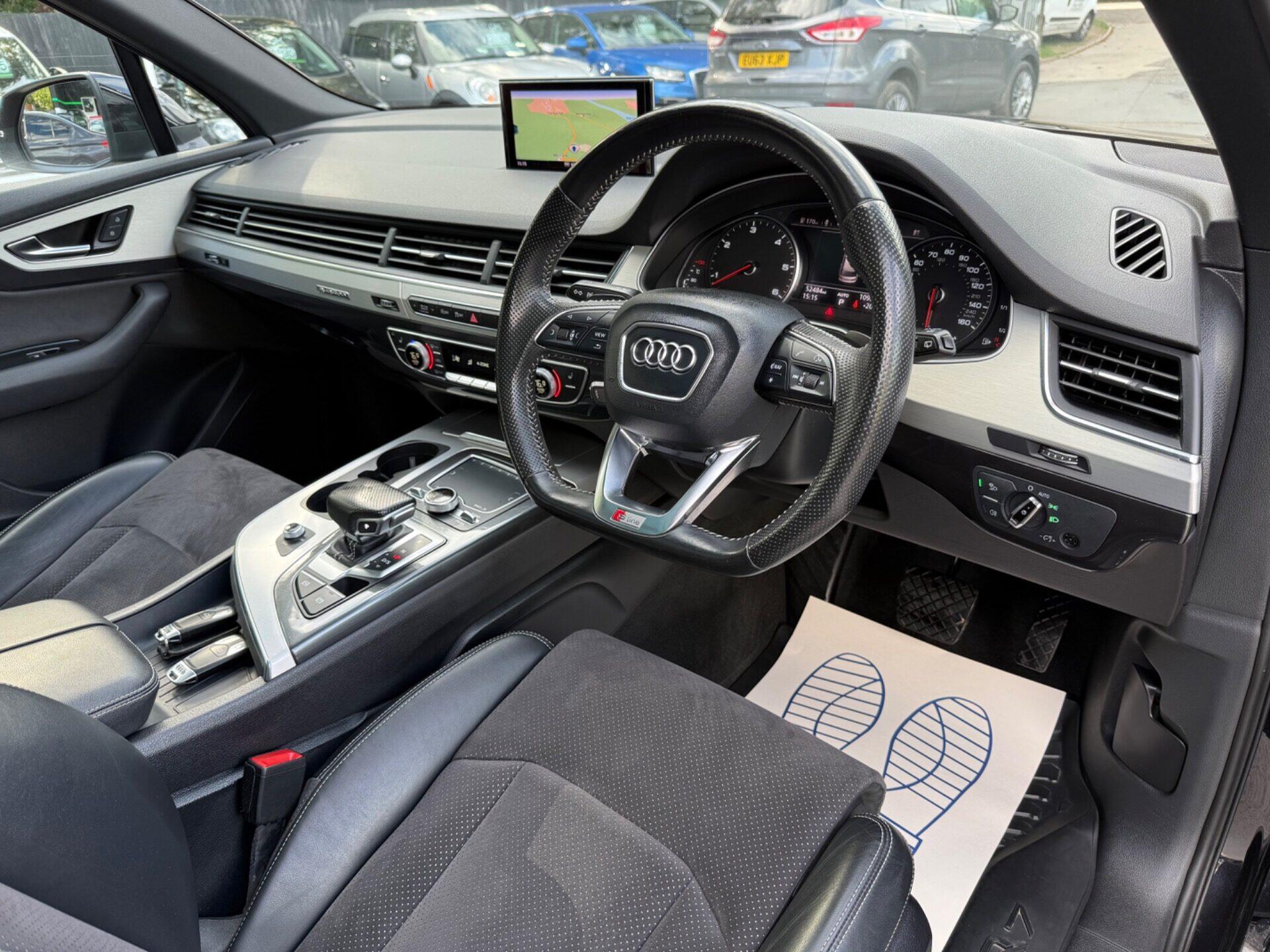 Audi Q7 view 14