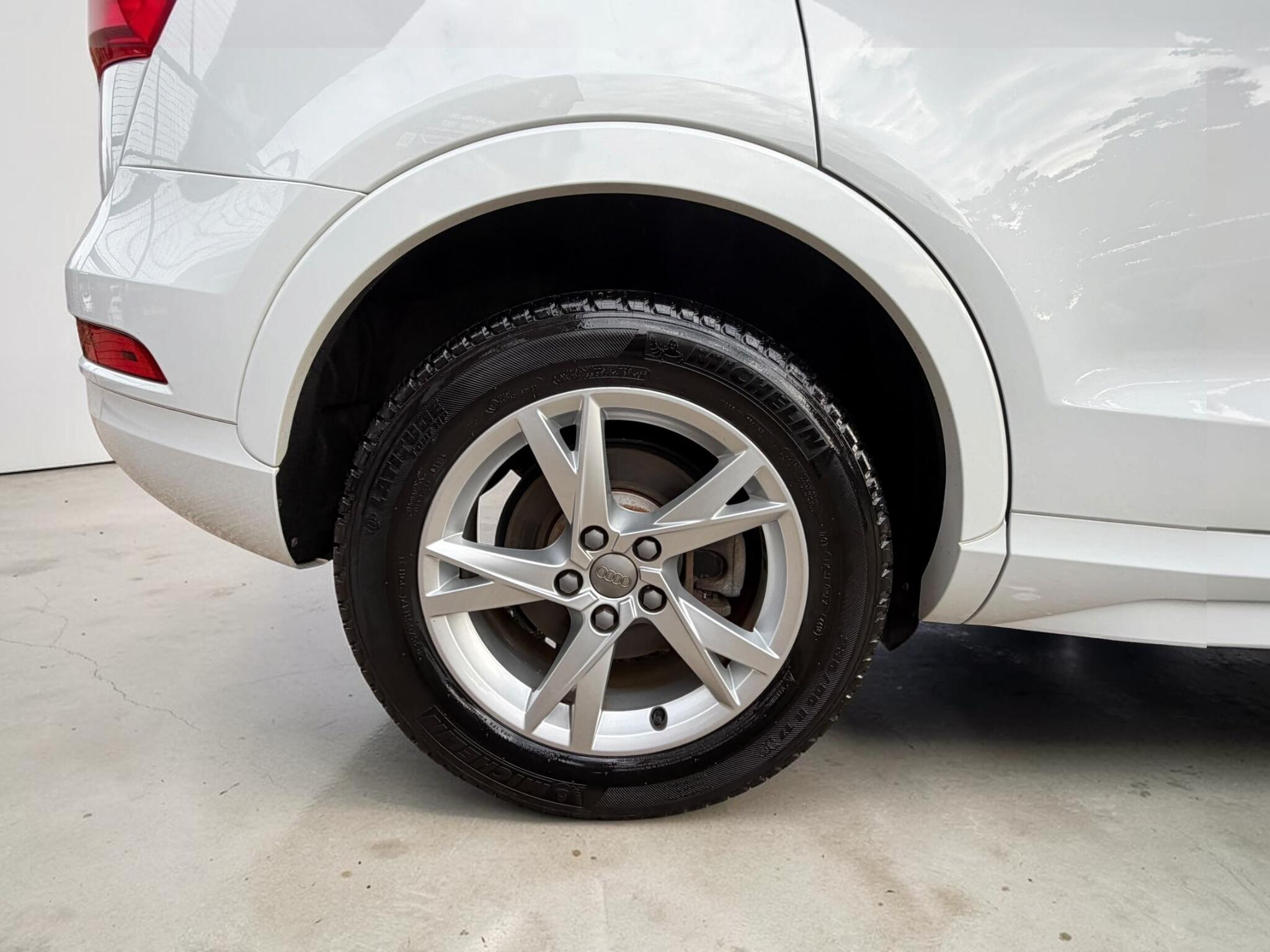 Audi Q3 view 32