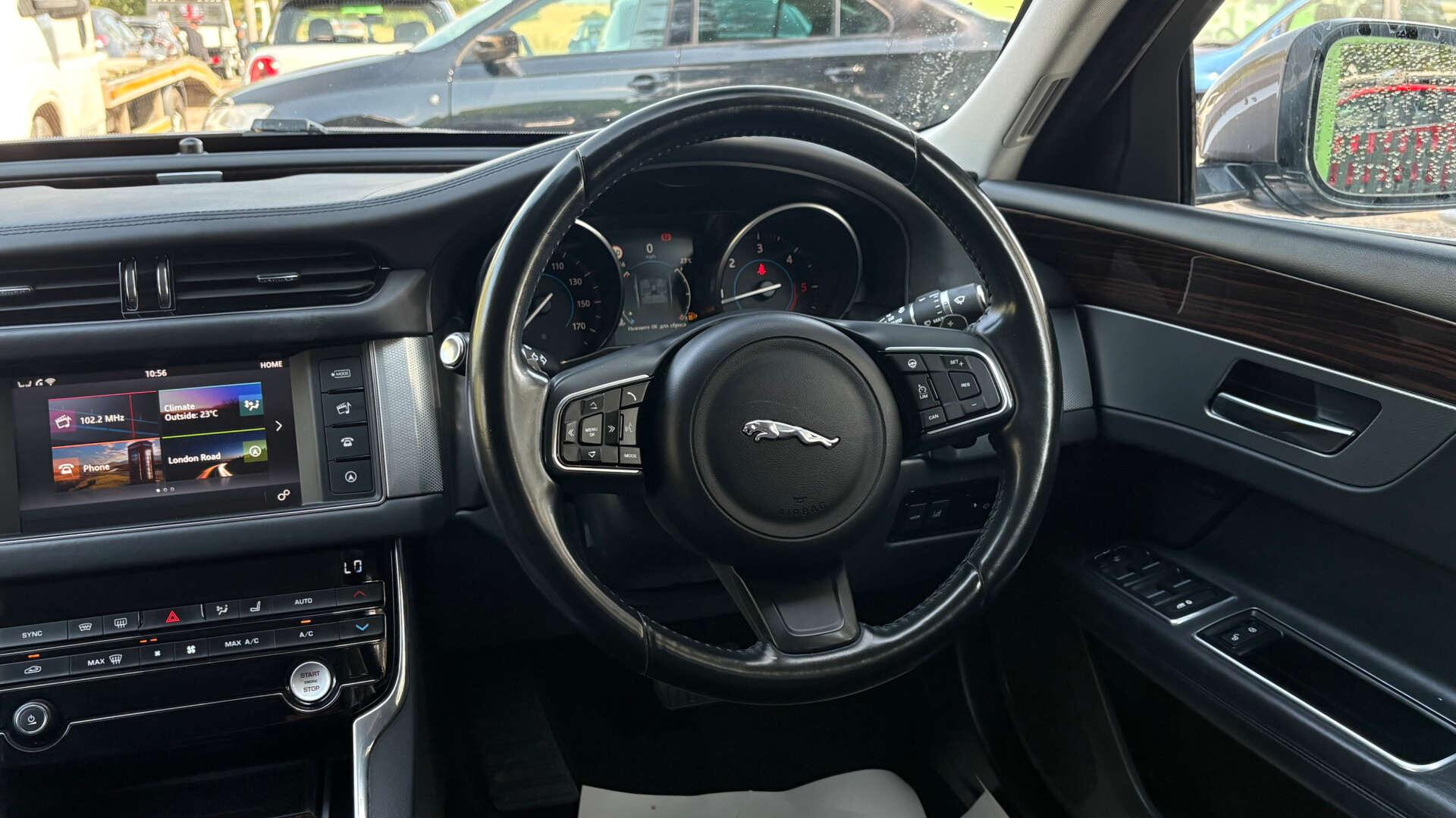 Jaguar XF view 16