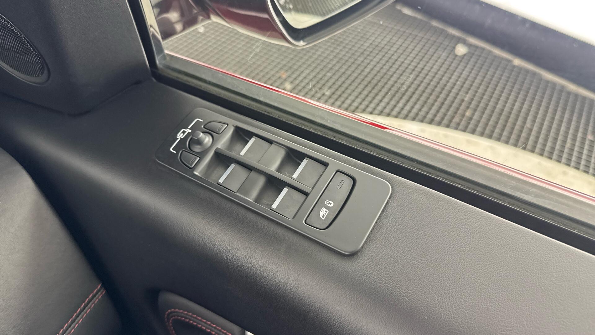 Land Rover Discovery Sport view 48