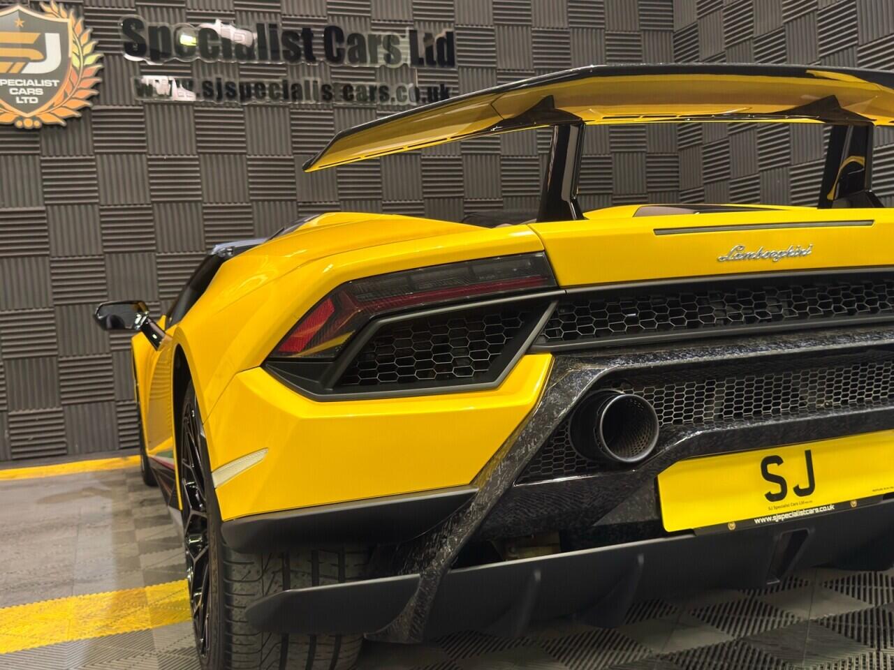 Lamborghini Performante Spyder view 27