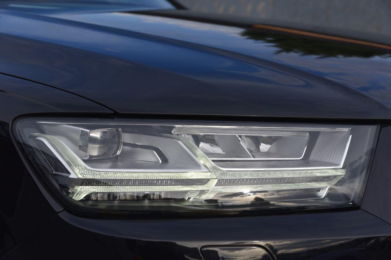 Audi Q7 view 12