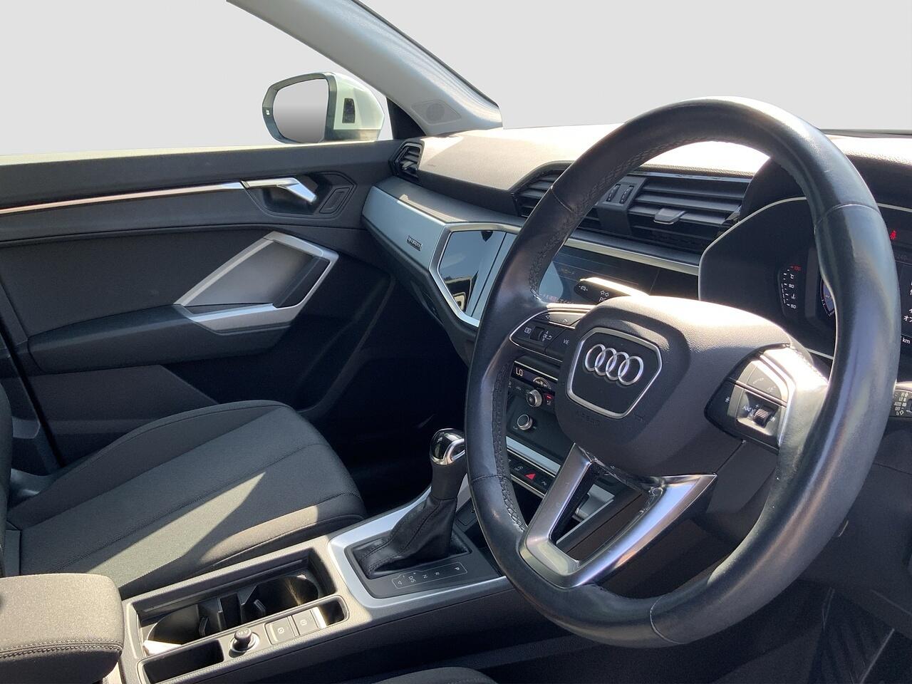 Audi Q3 view 14