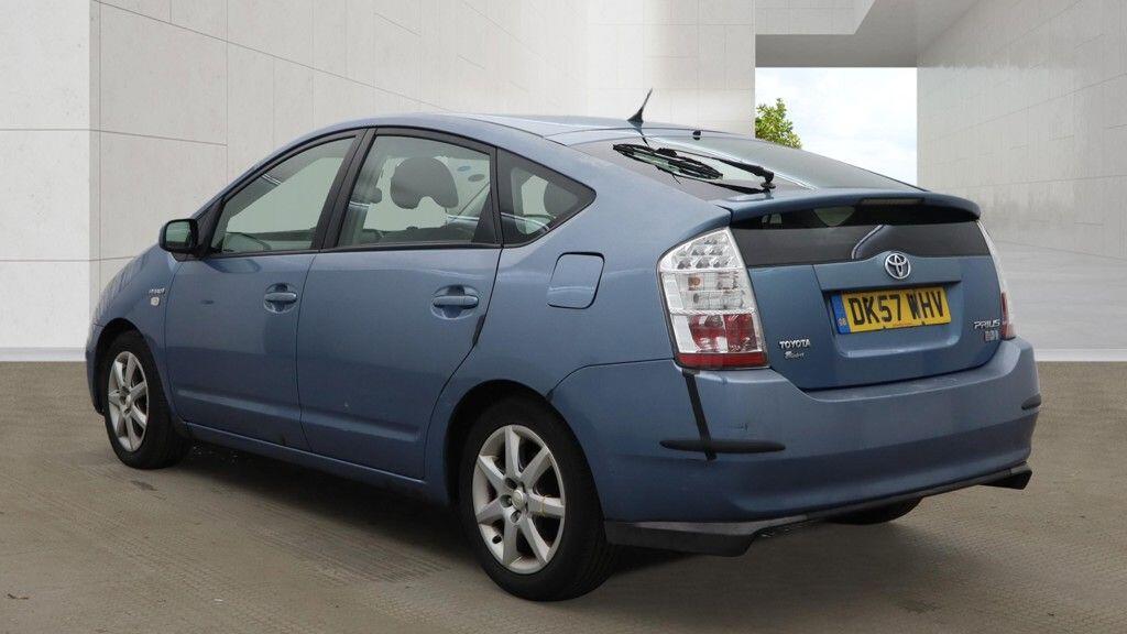 Toyota Prius view 3