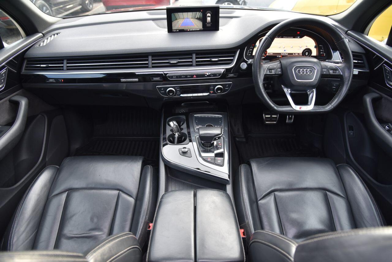 Audi Q7 view 2