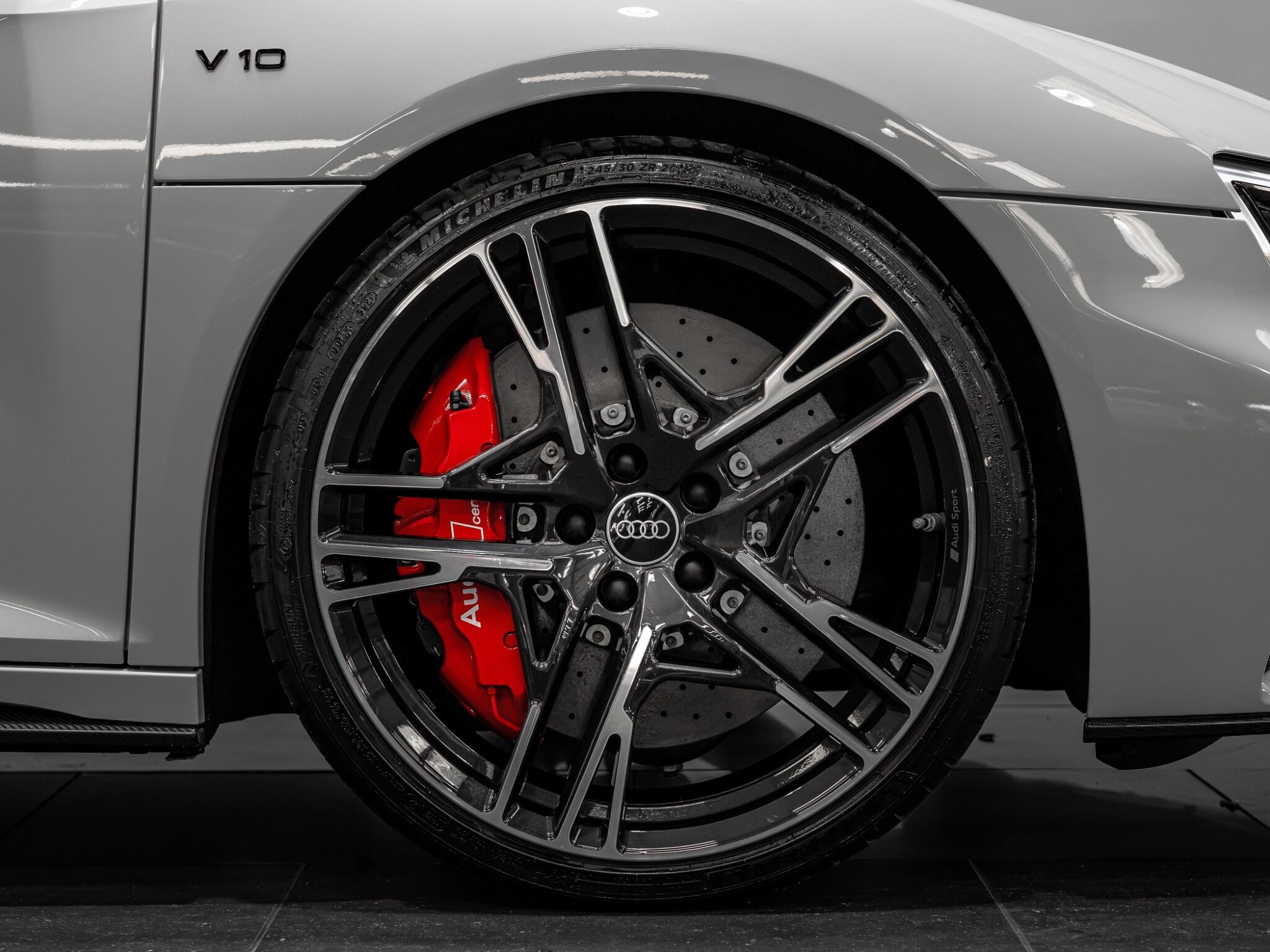 Audi R8 view 3