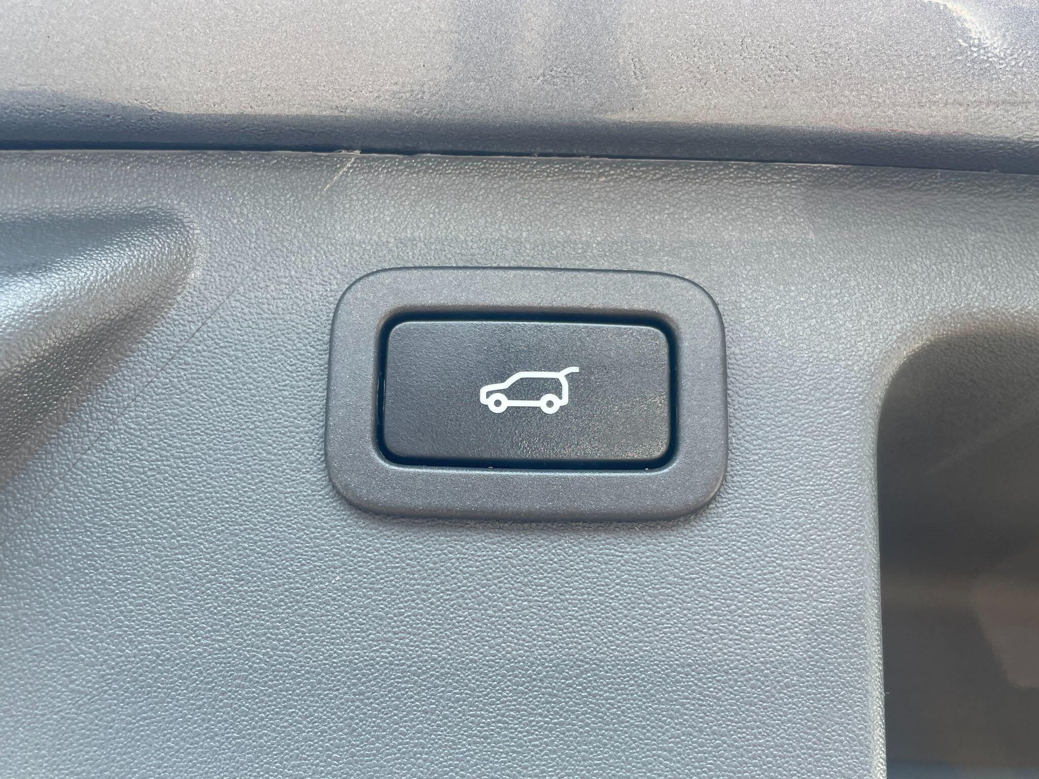 Land Rover Discovery Sport view 20