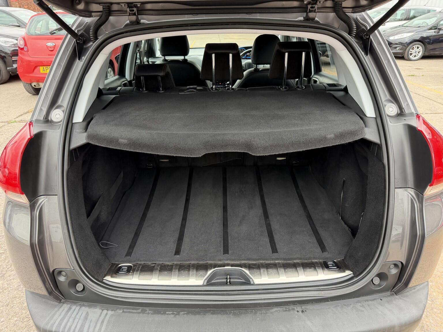 Peugeot 2008 view 16