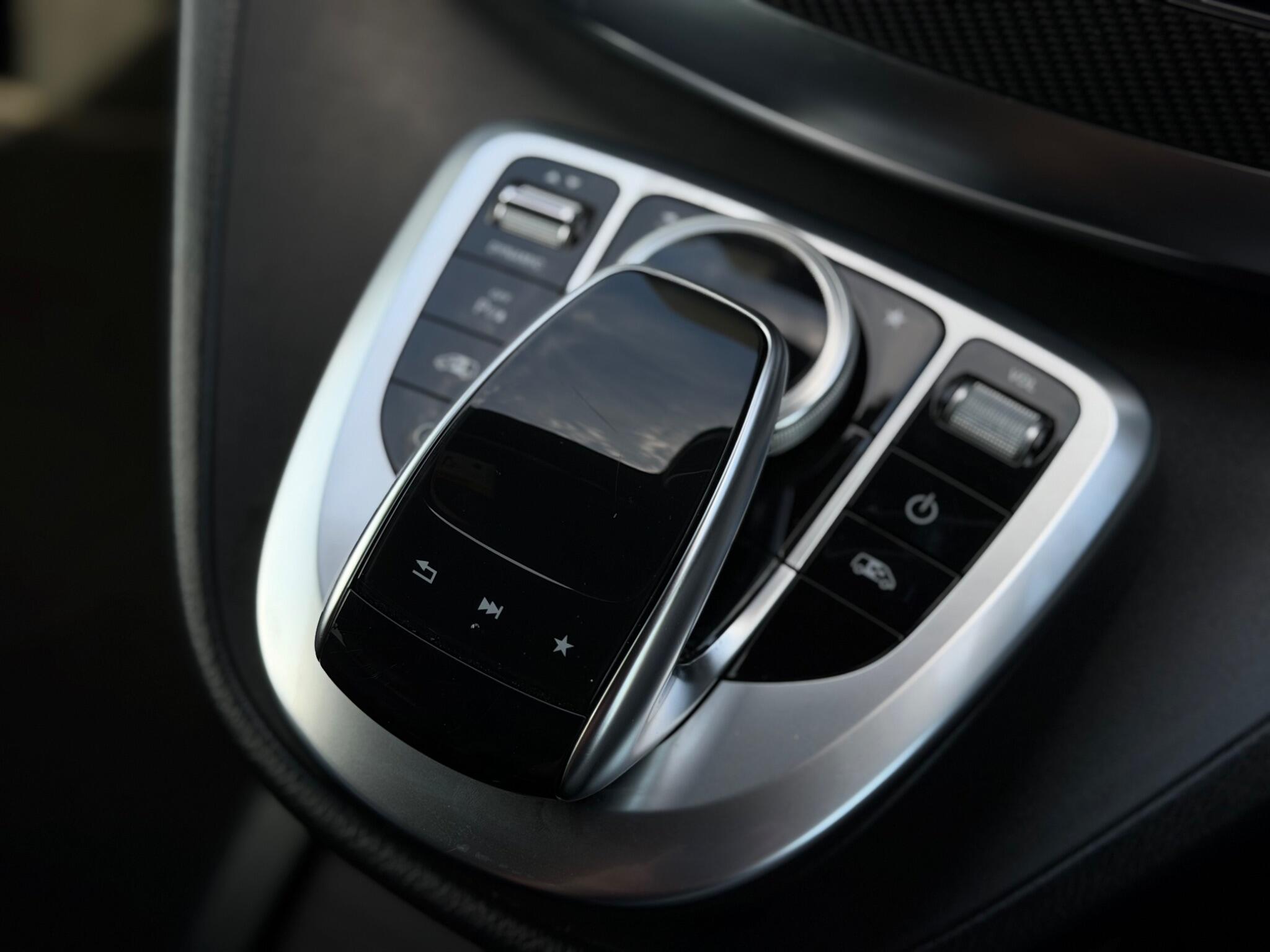 Mercedes-Benz V-Class view 25