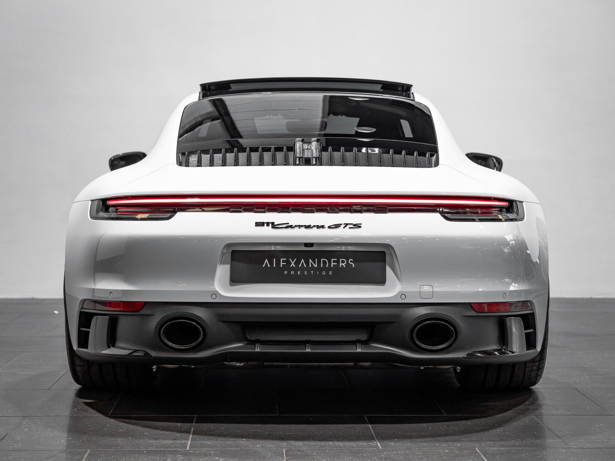 Porsche 911 view 10
