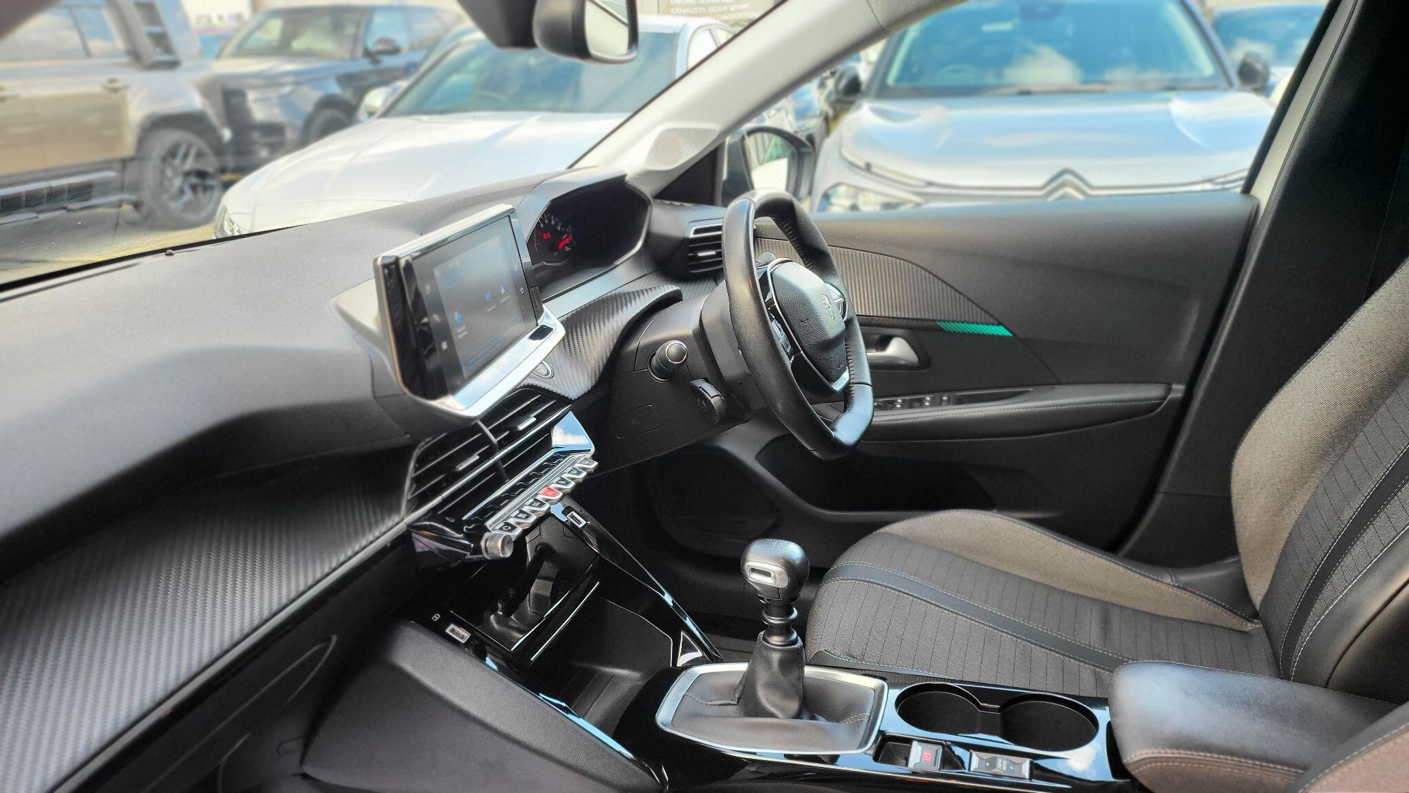 Peugeot 208 view 11