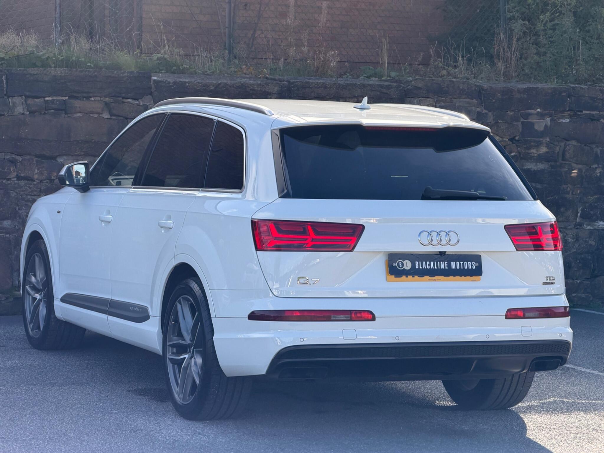Audi Q7 view 5