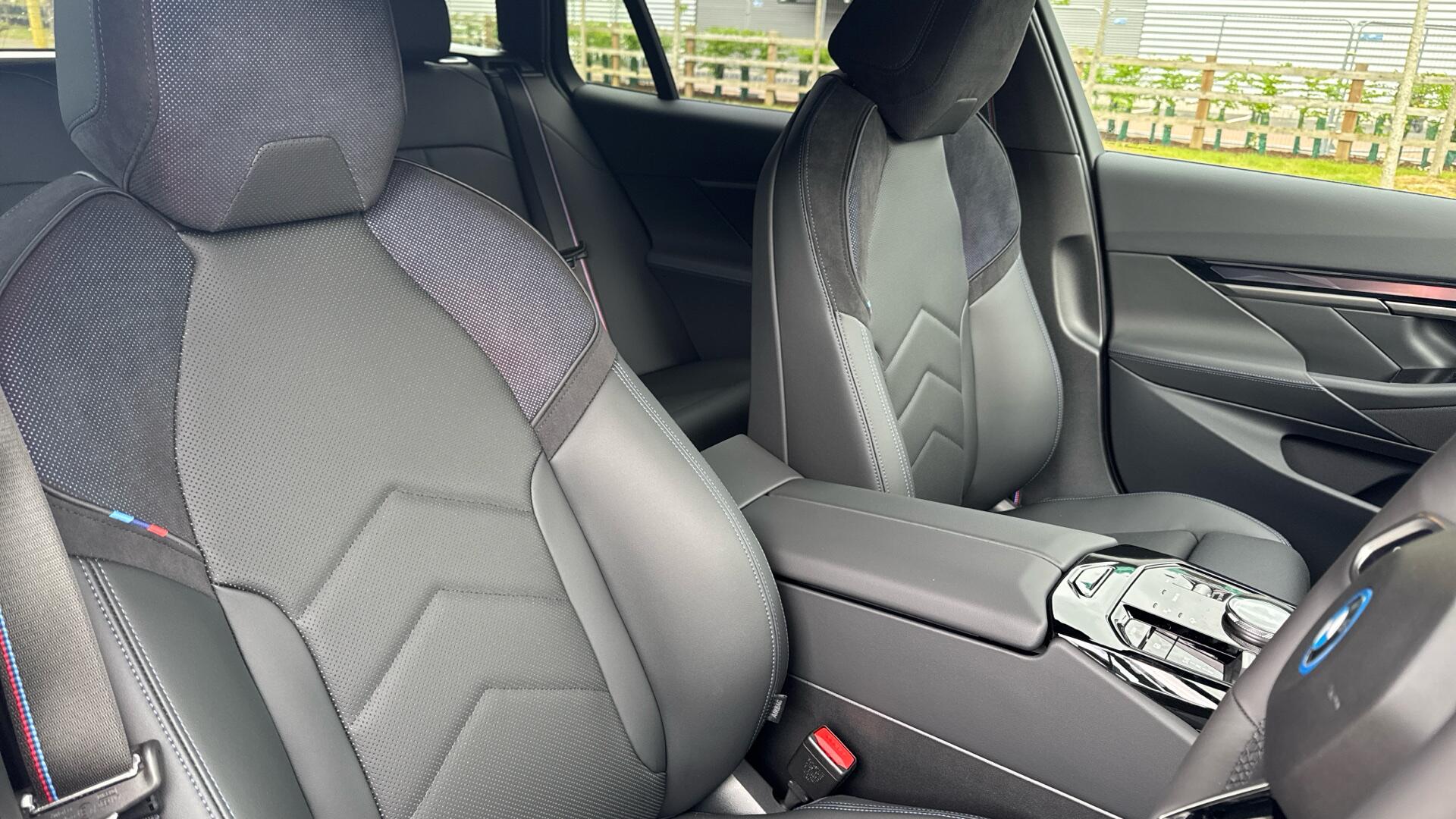 BMW 5 Series view 11