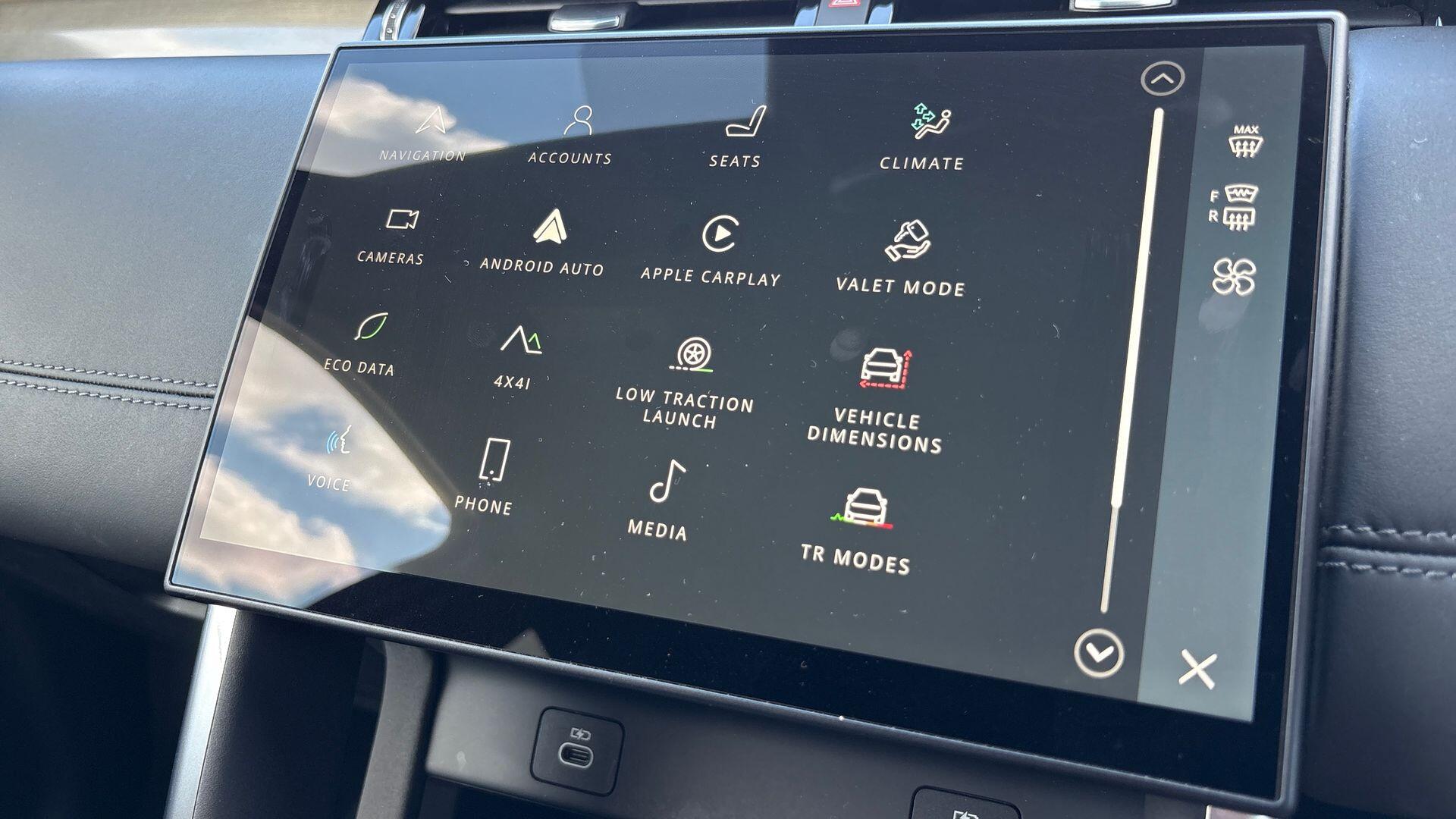 Land Rover Discovery Sport view 34