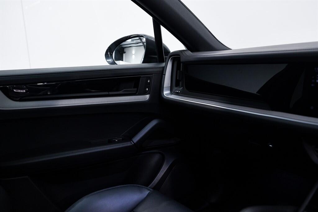 Porsche Cayenne view 21