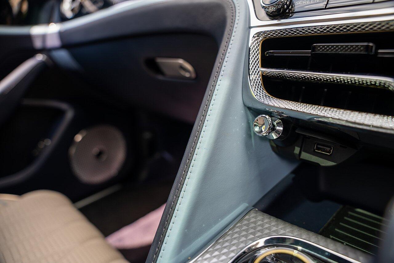Bentley Flying Spur view 95