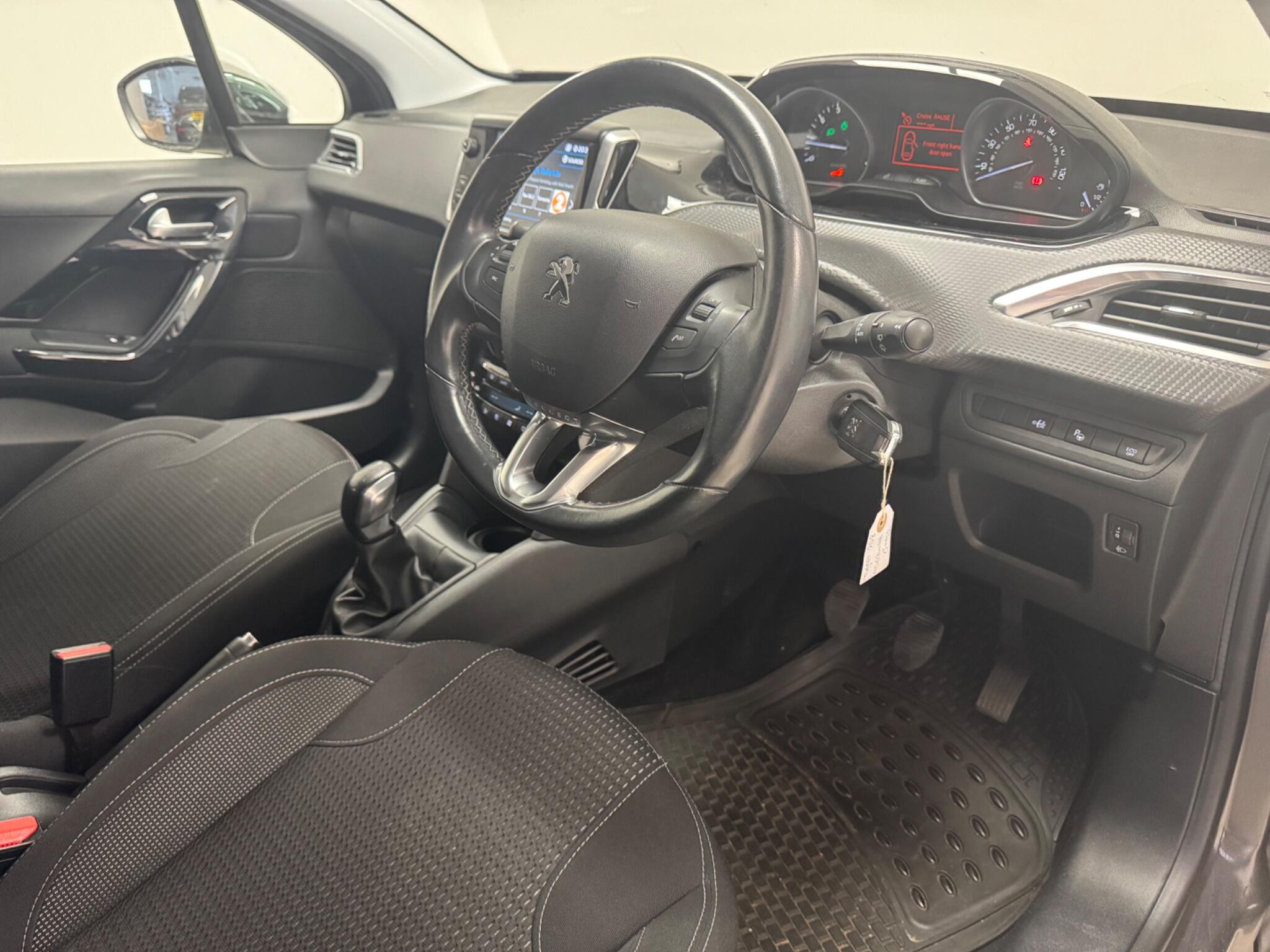 Peugeot 208 view 8