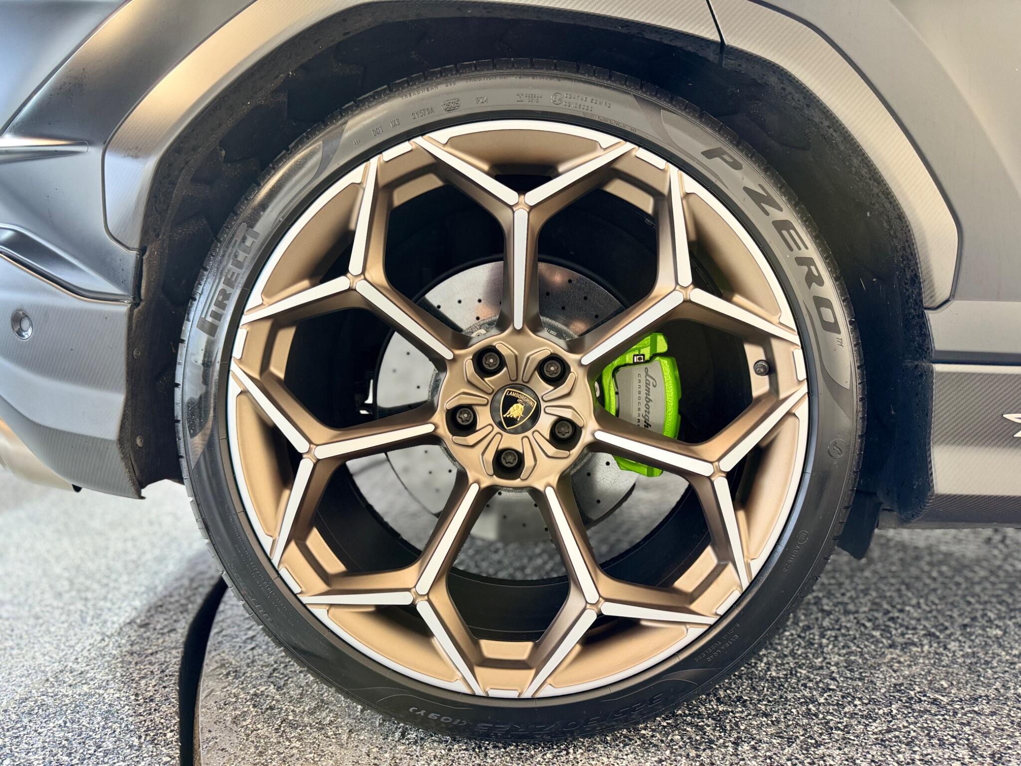 Lamborghini Urus view 28