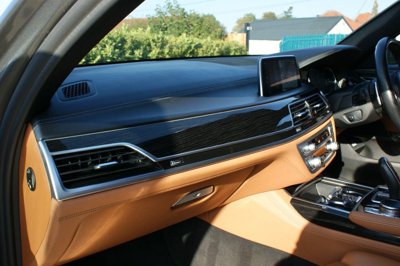 BMW 7 Series view 33