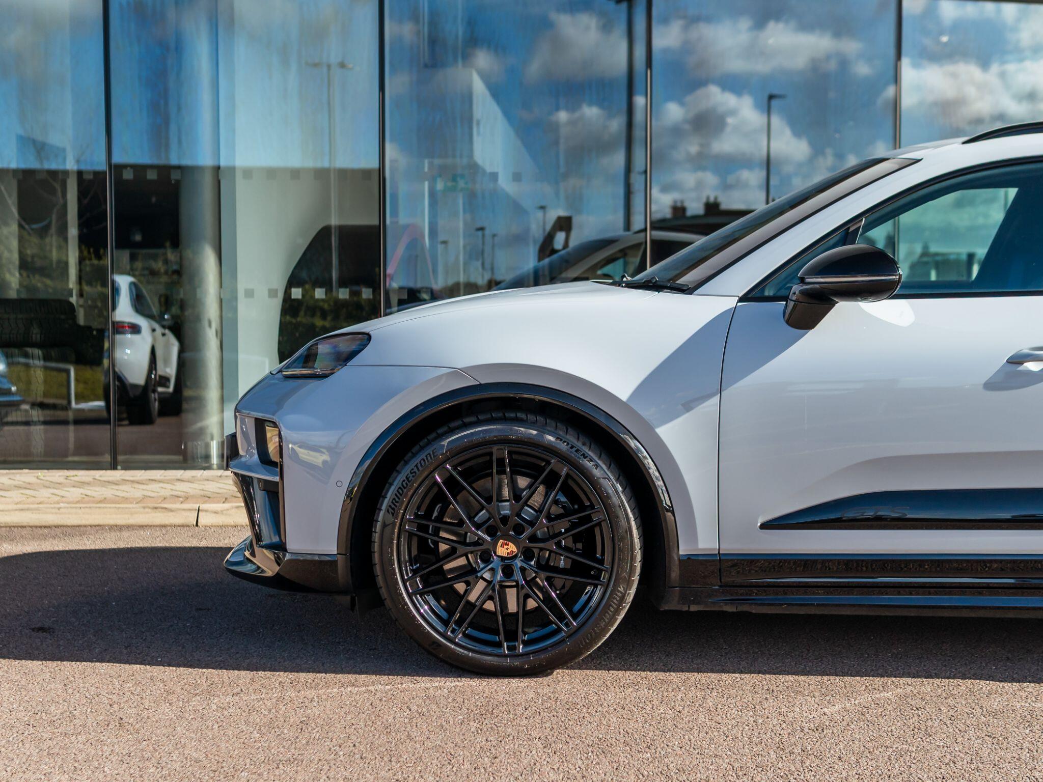 Porsche Macan view 50