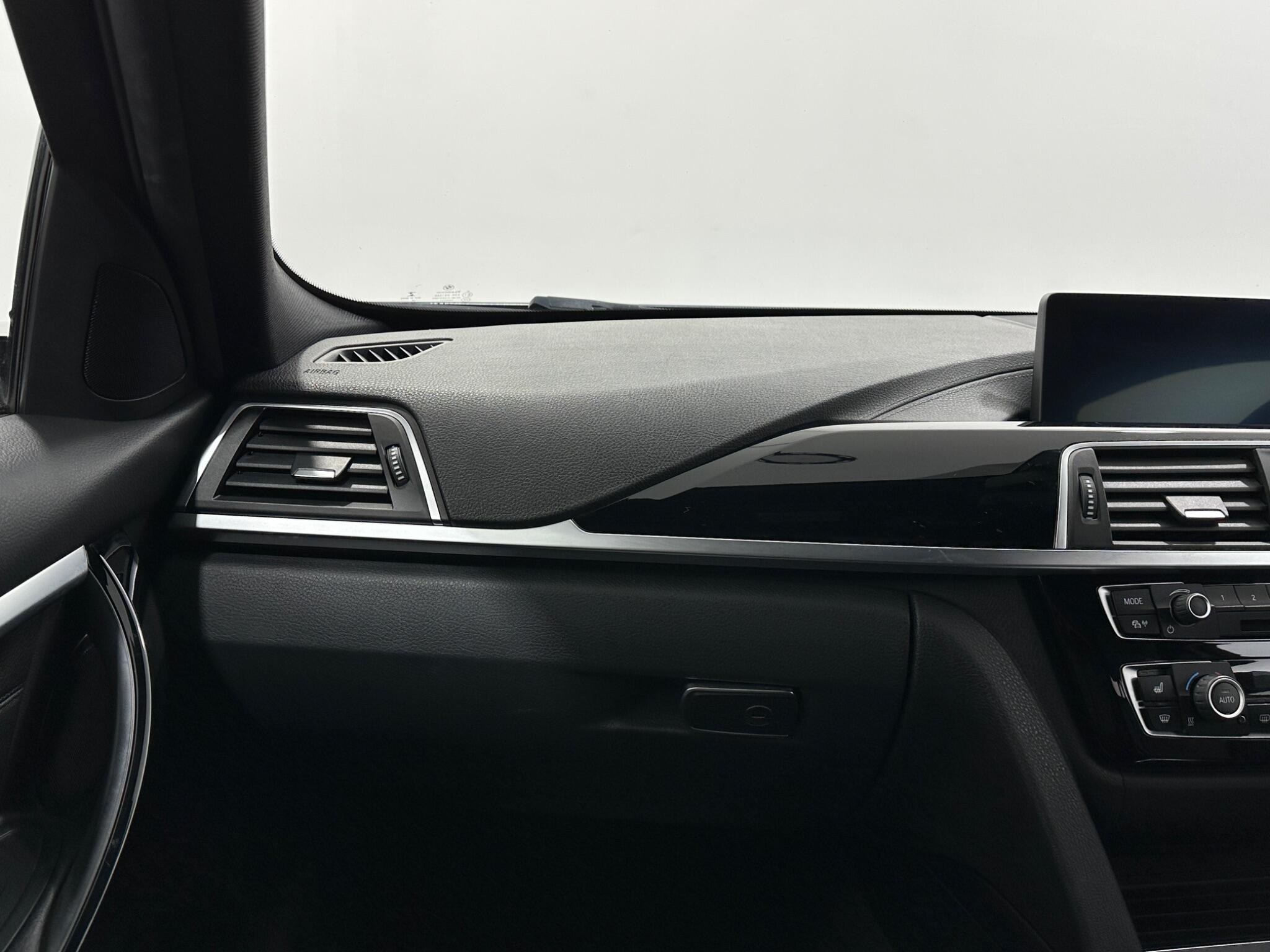 BMW 3 Series view 30