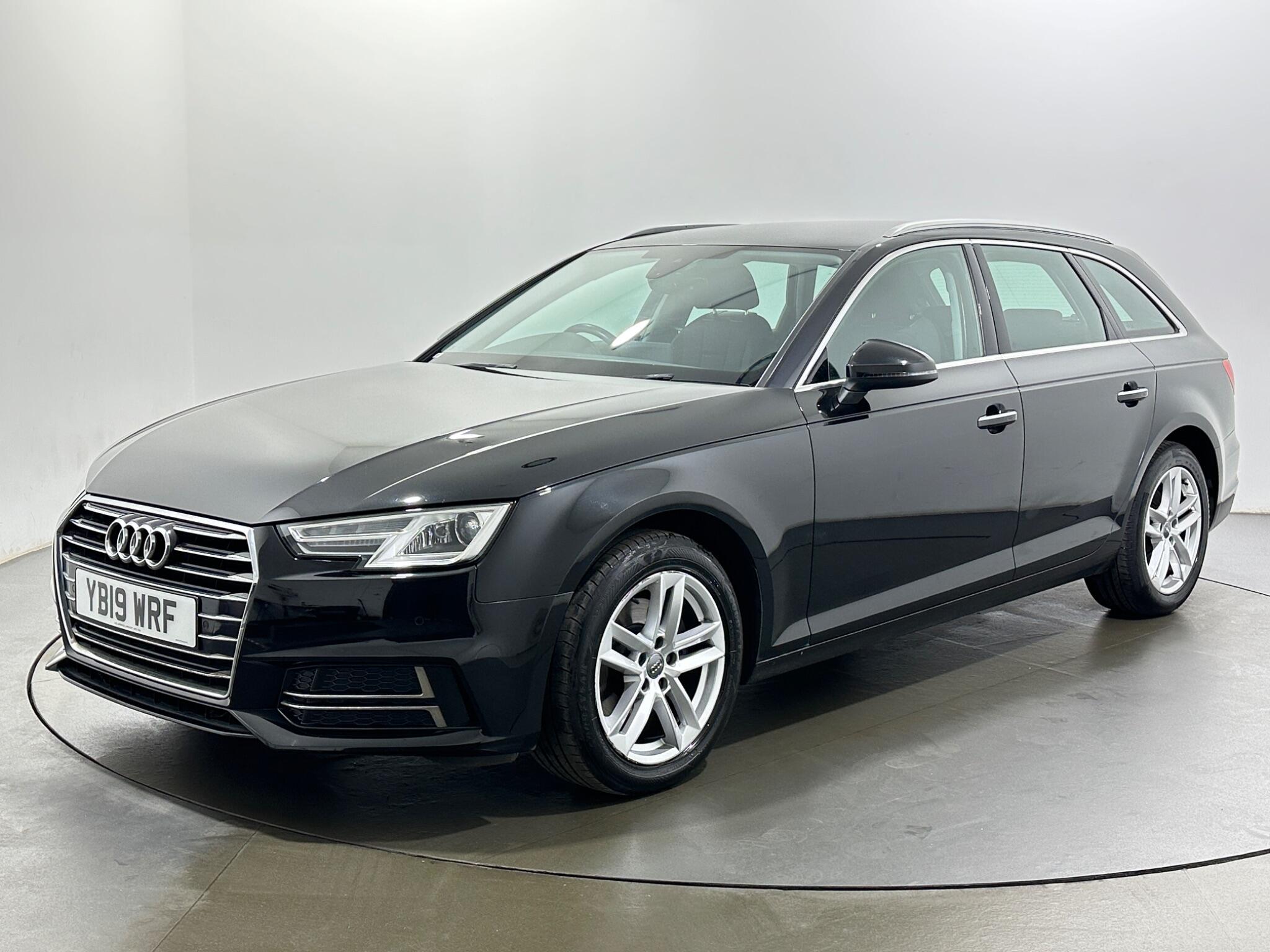 Audi A4 view 4