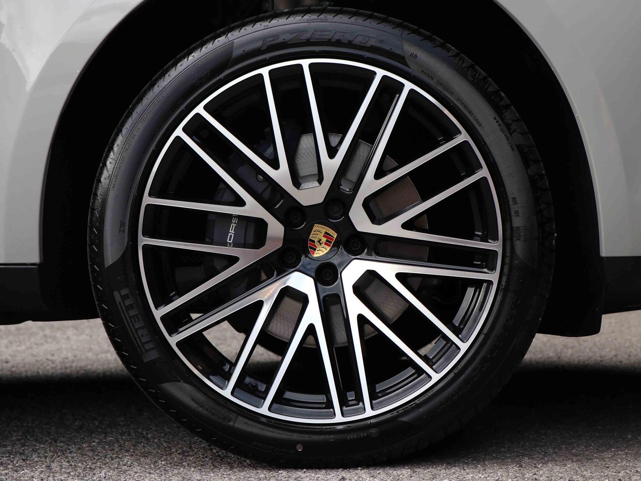 Porsche Macan view 4