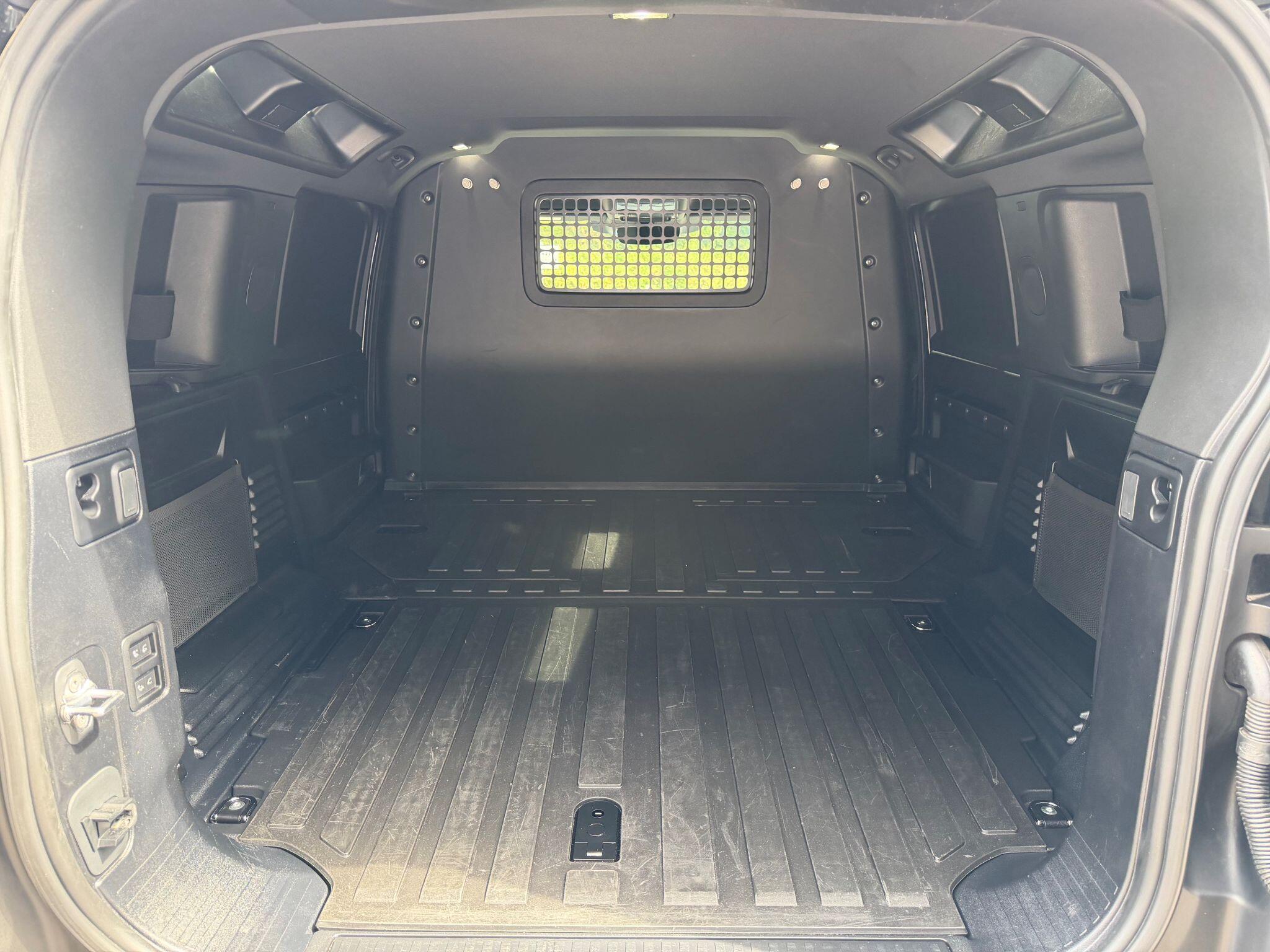Land Rover Defender 110 view 19