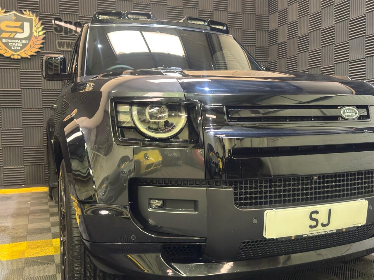 Land Rover Defender 110 view 22