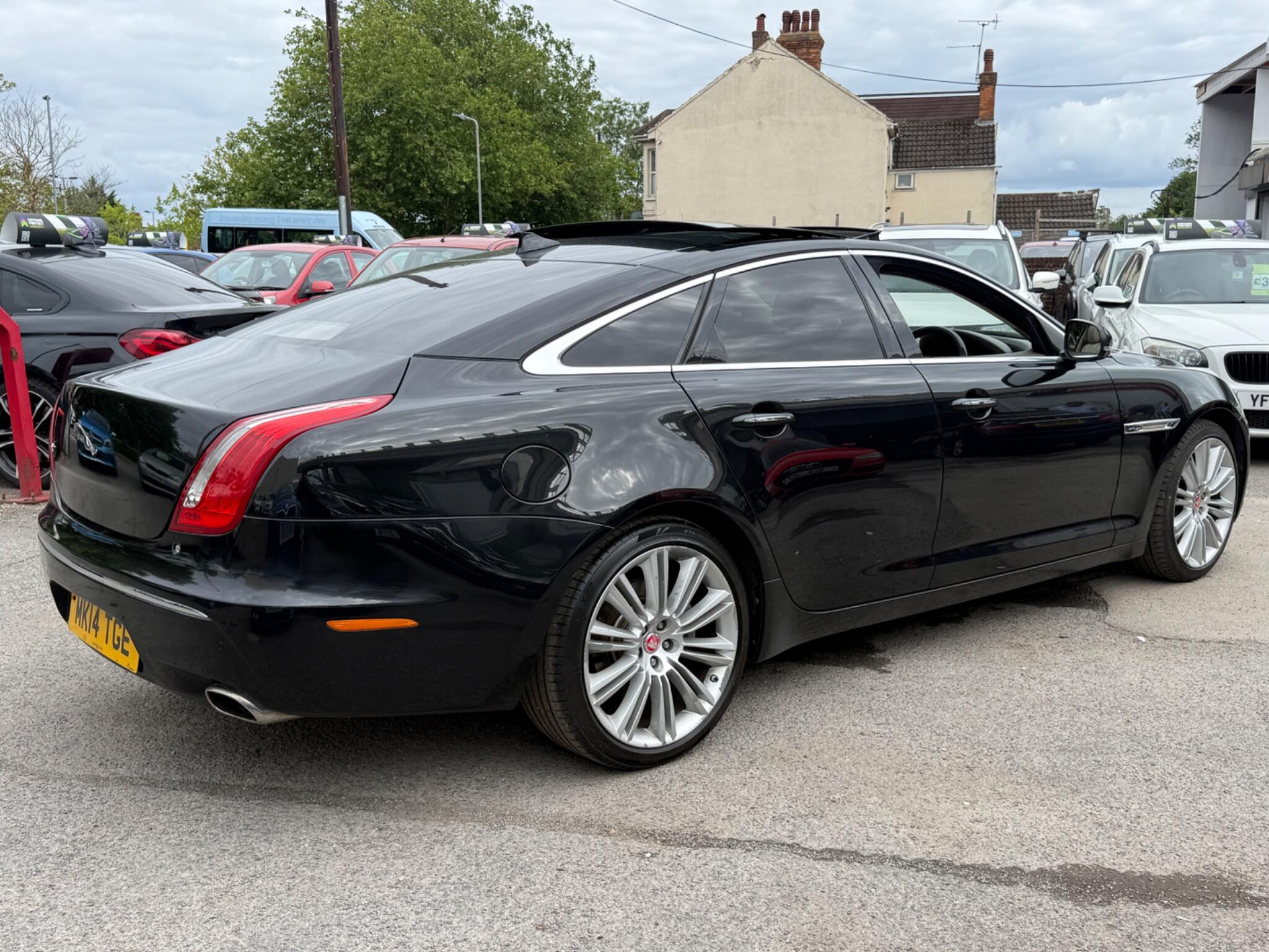 Jaguar XJ - Image 20