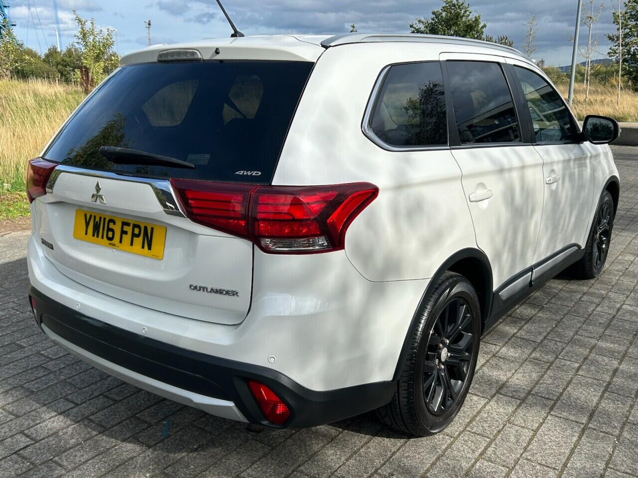 Mitsubishi Outlander view 11