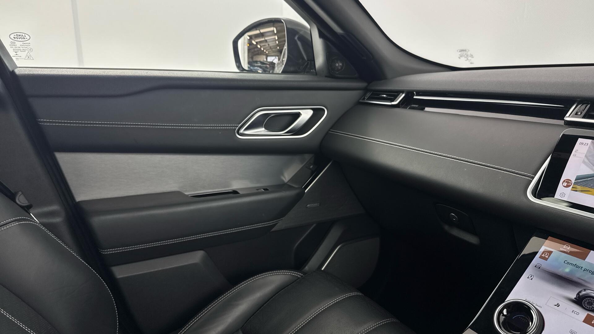 Land Rover Range Rover Velar view 37