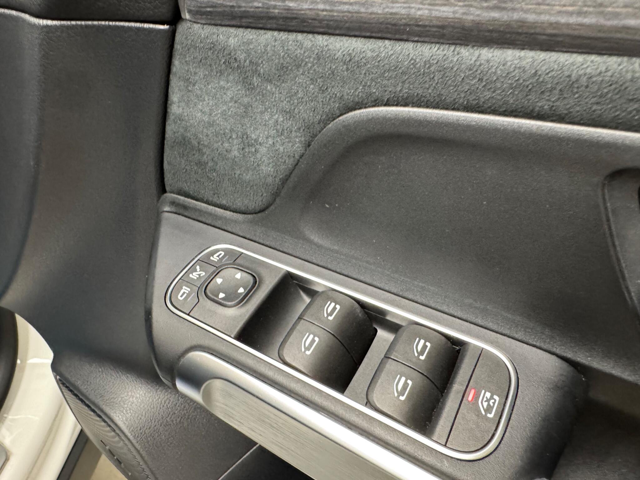 Mercedes-Benz Eqb view 31