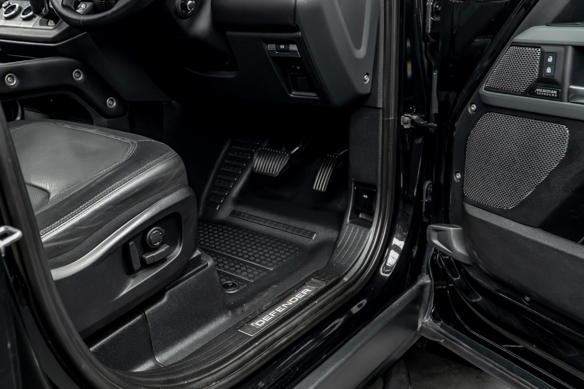 Land Rover Defender 110 view 45