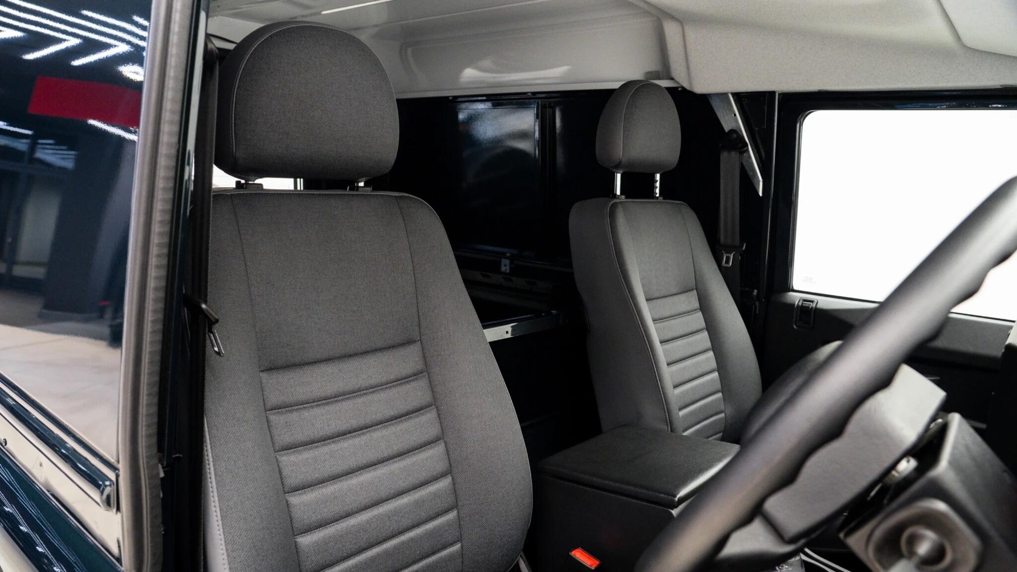 Land Rover Defender 90 view 3