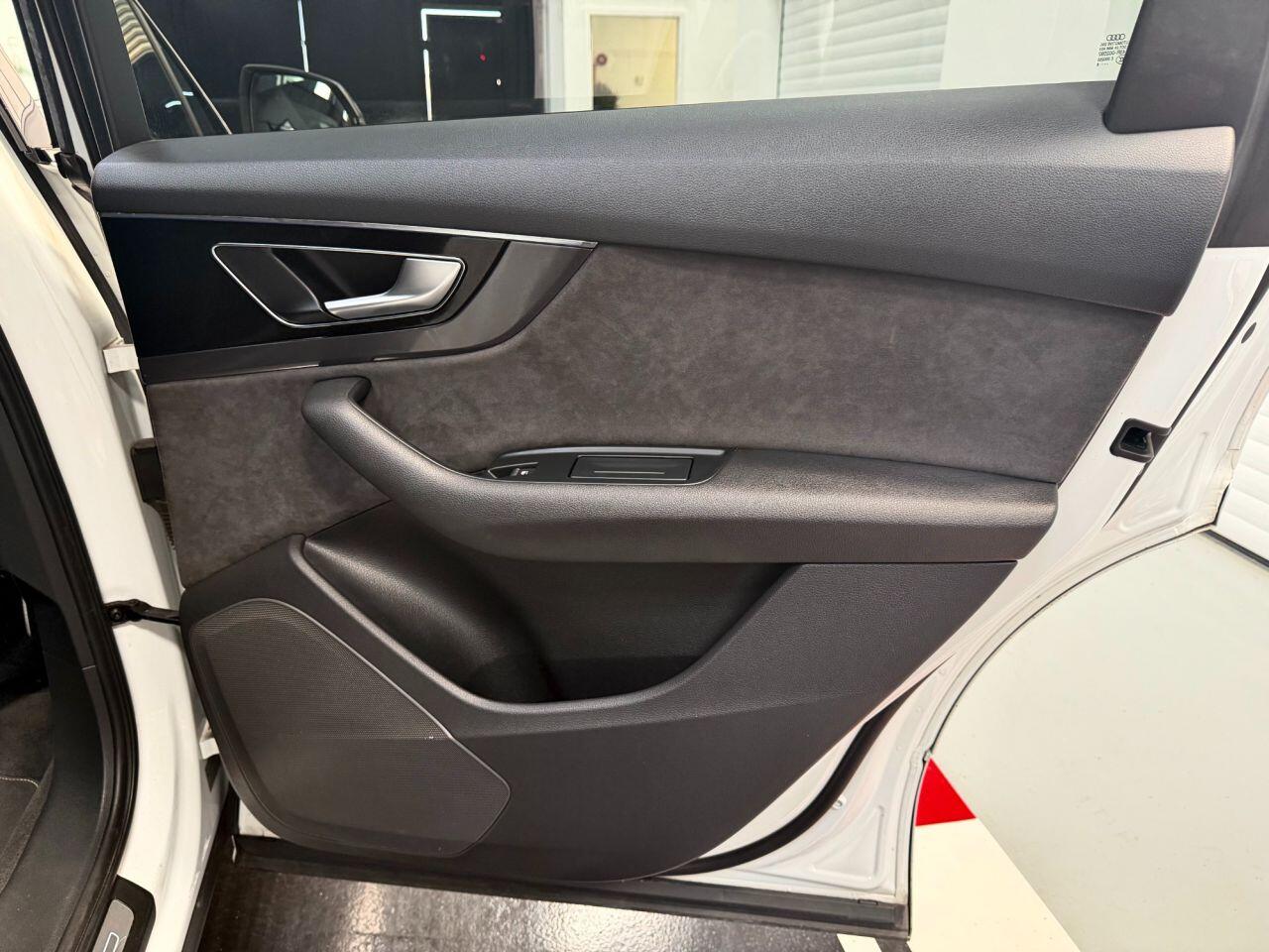 Audi Q7 view 24