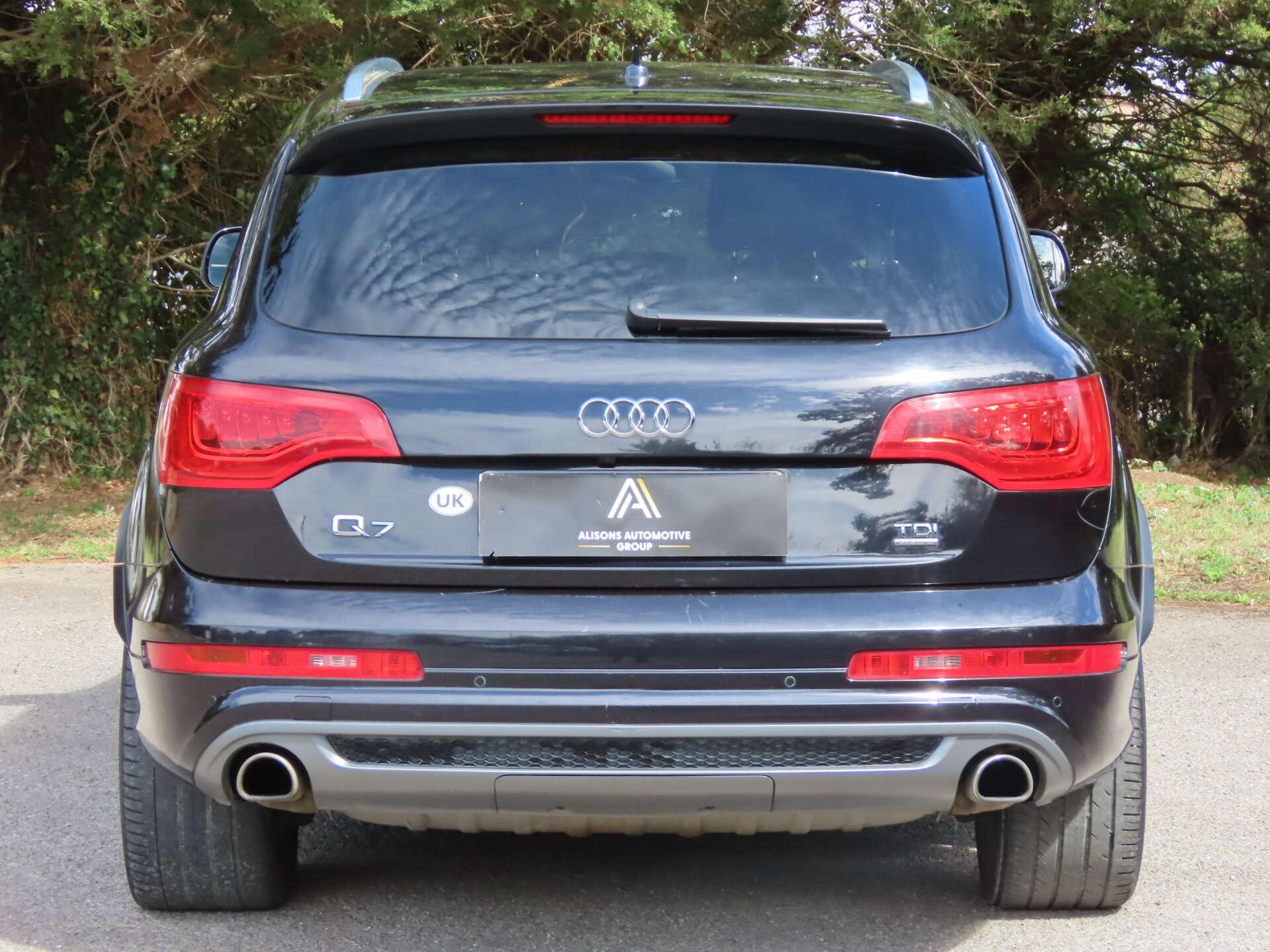 Audi Q7 view 5