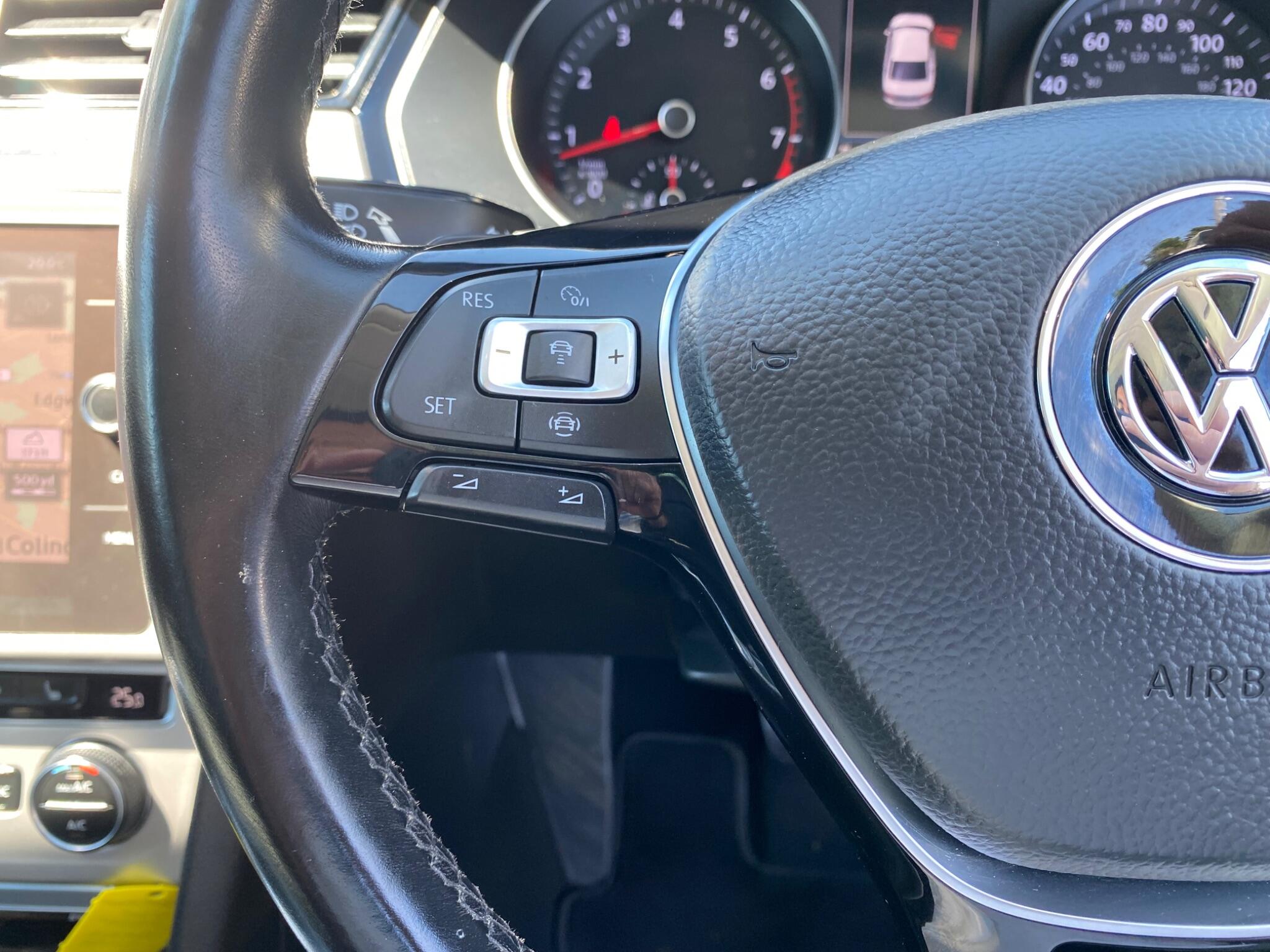 Volkswagen Passat view 28