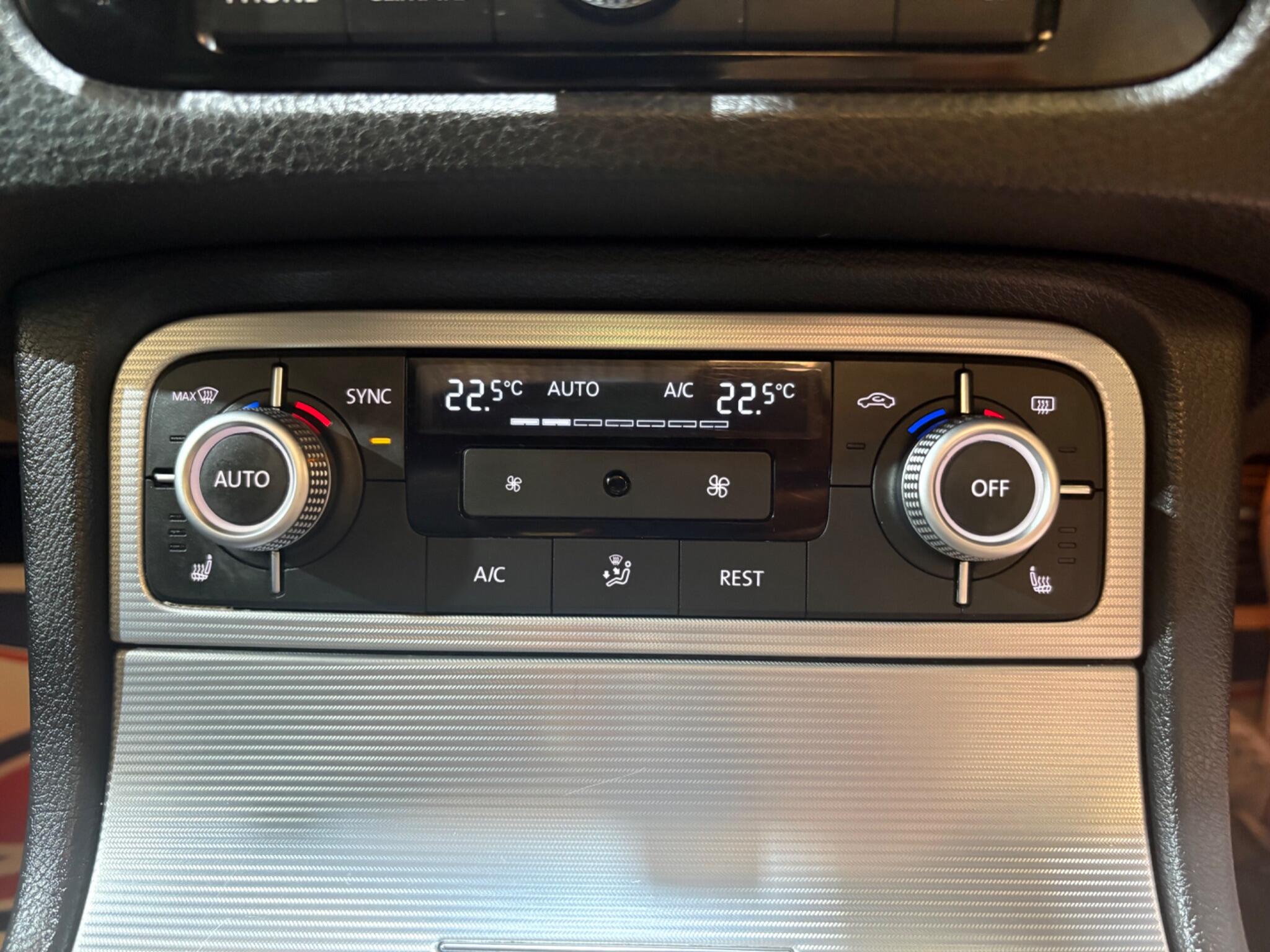 Volkswagen Touareg view 17