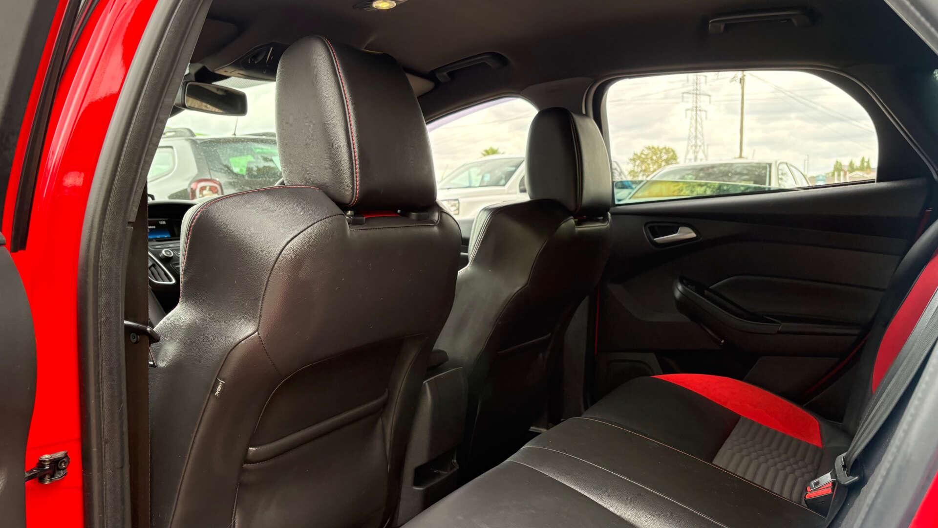 Ford Focus view 12