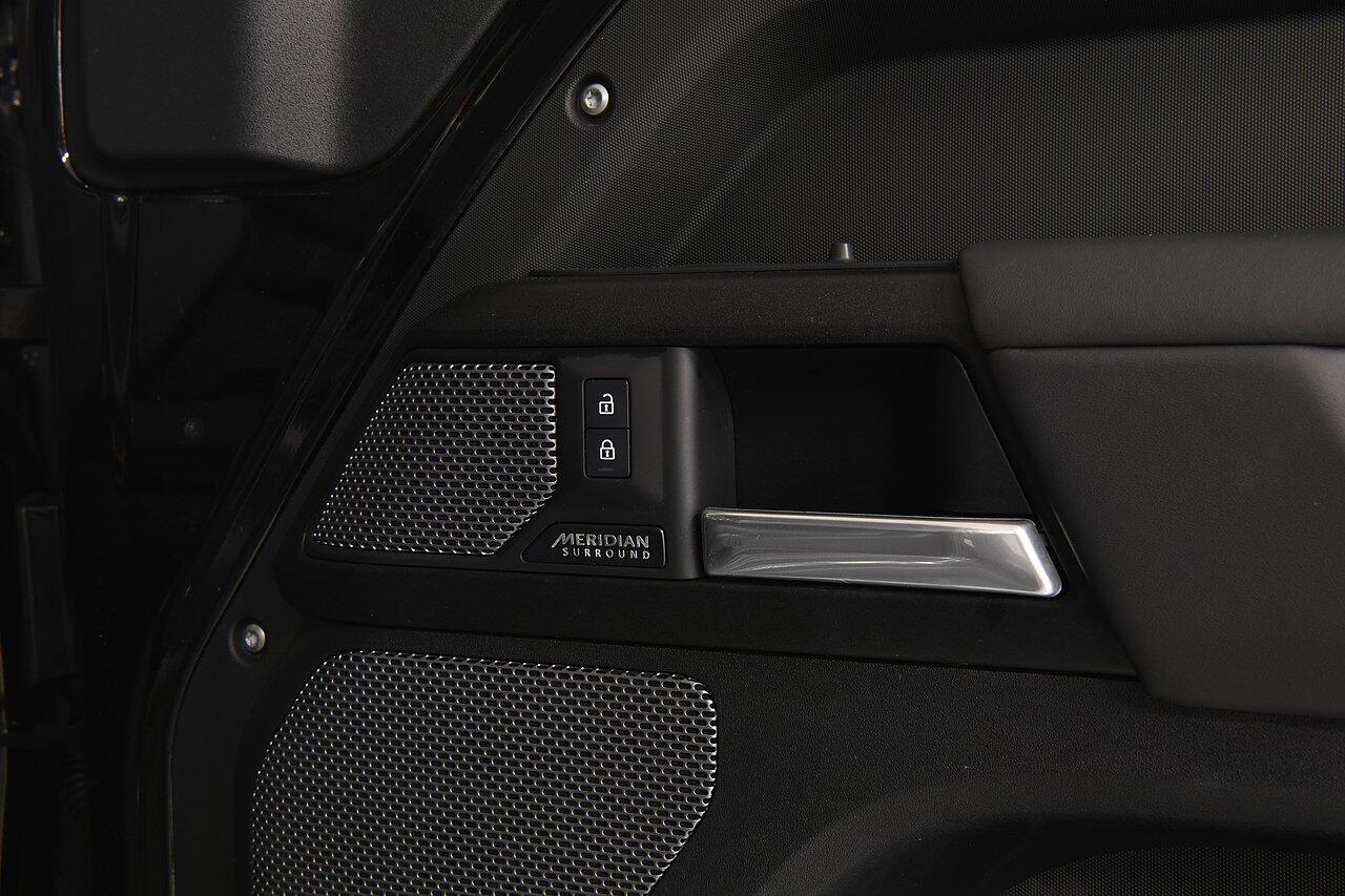 Land Rover Defender view 22