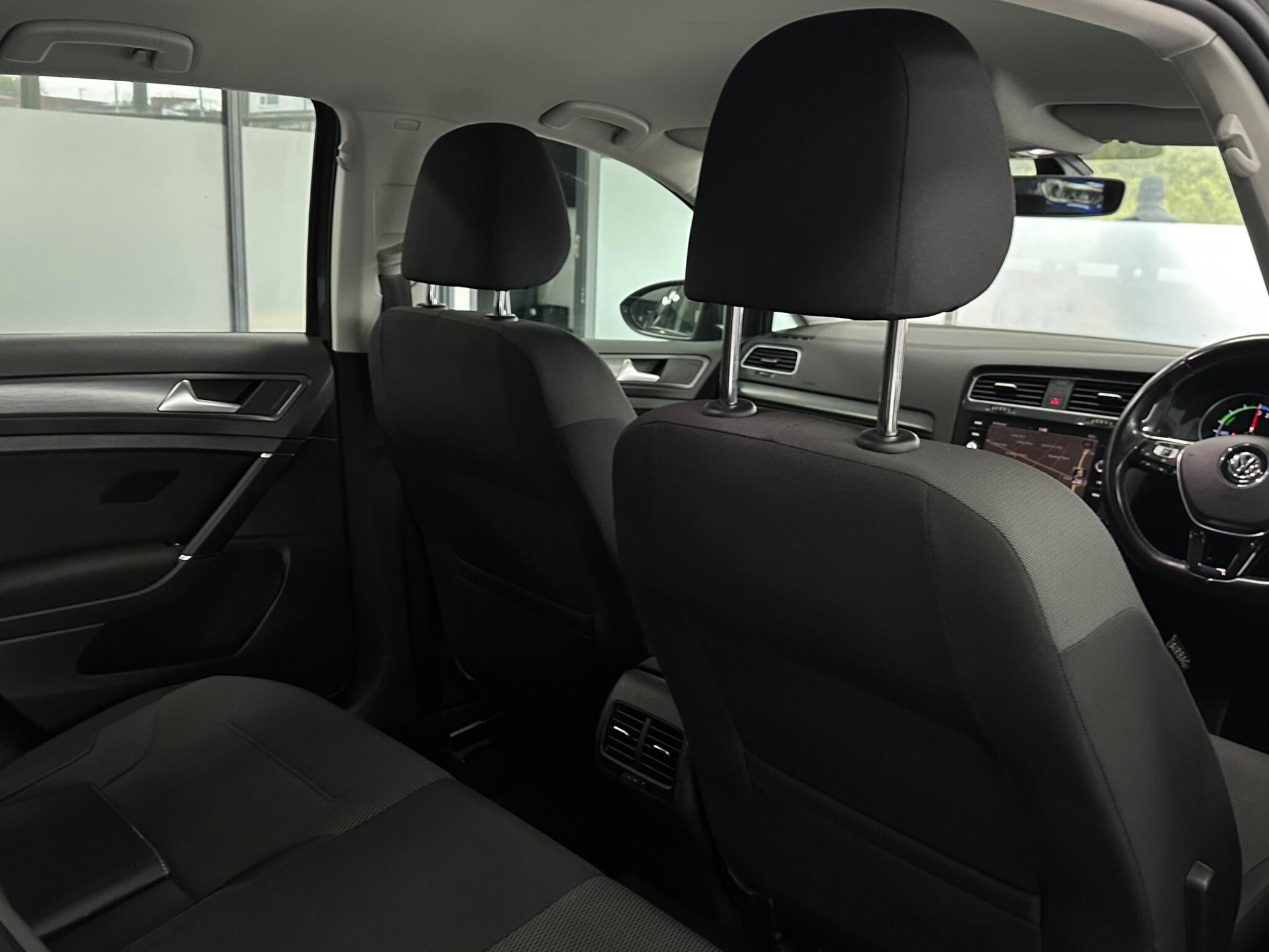 Volkswagen E-Golf view 31