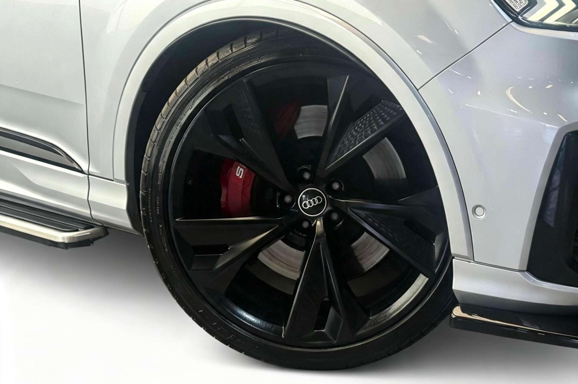 Audi SQ7 view 4